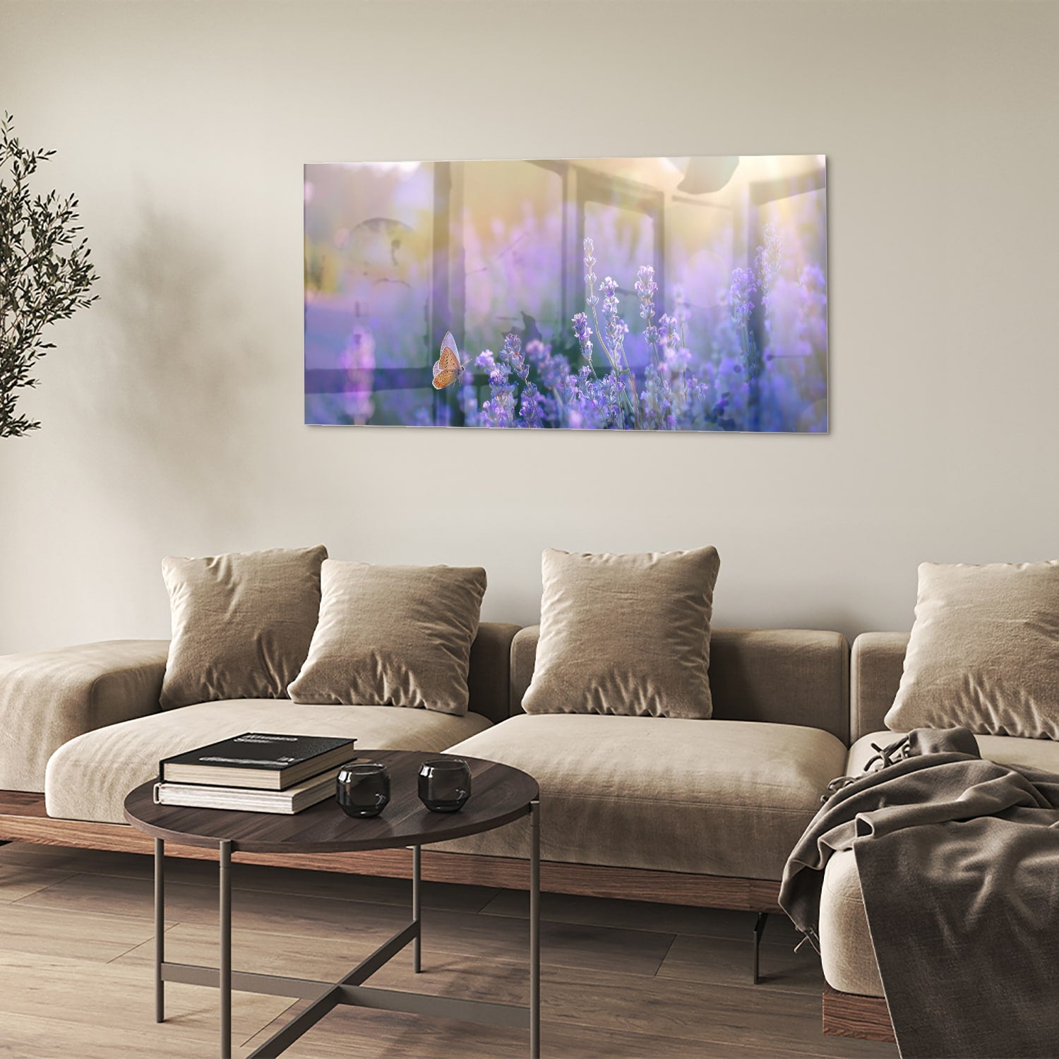 Glazen schilderij met lavendel en een vlinder op een muur