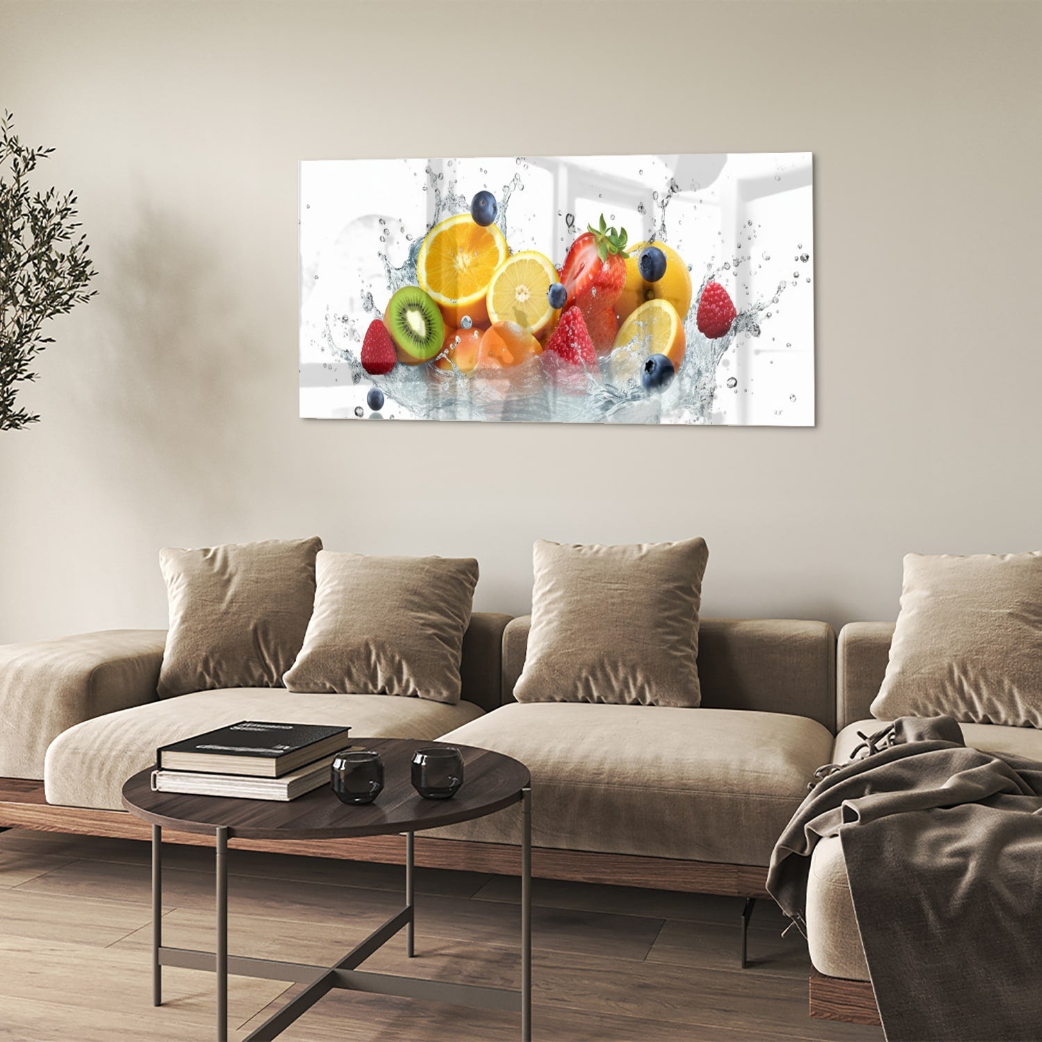 Glazen schilderij van een kleurrijke fruitcompositie aan een muur.