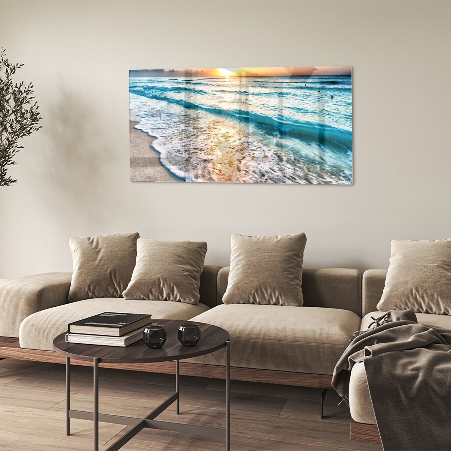 Glazen schilderij van een zonsondergang boven de zee, met kalme golven en zand.