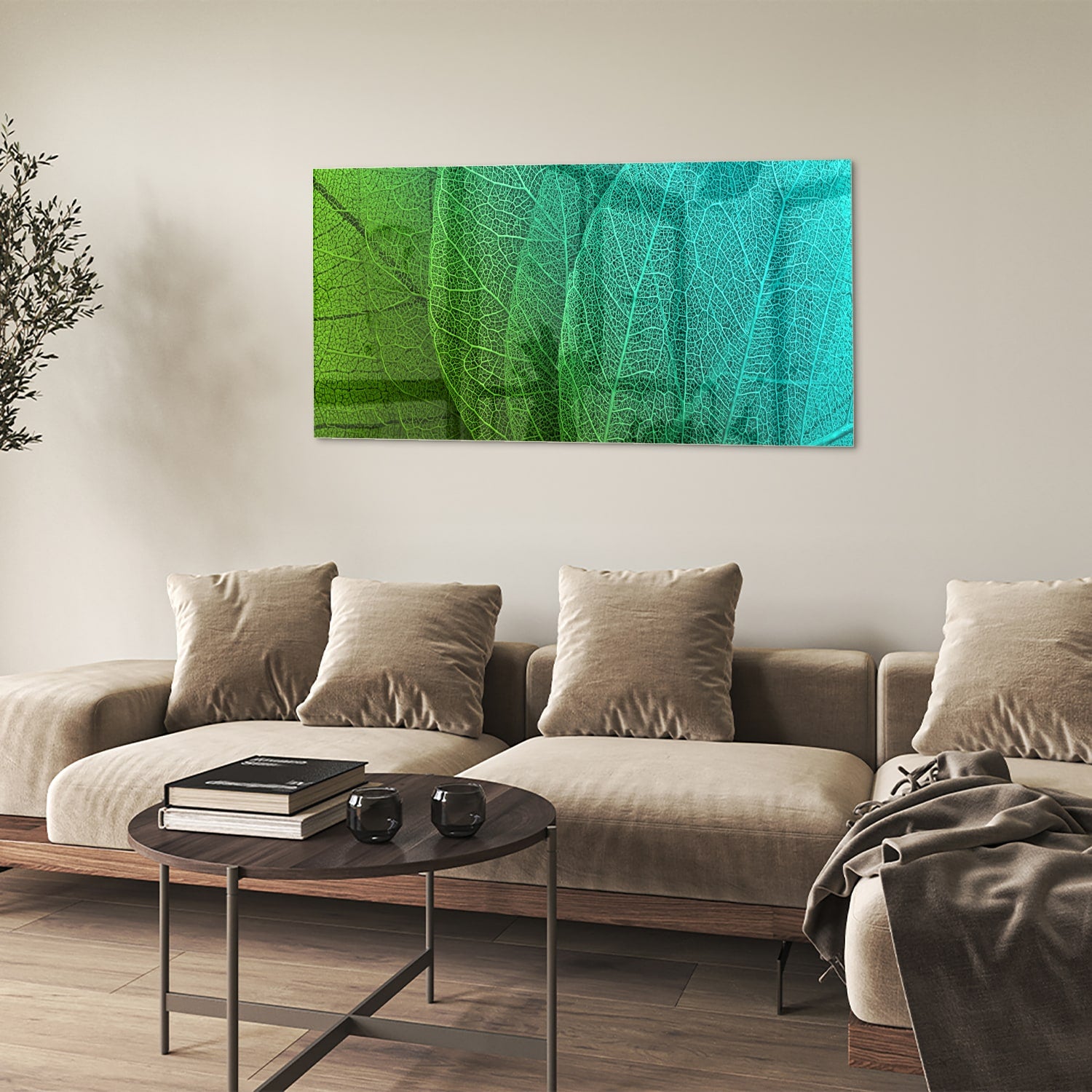 Glas schilderij met de structuur van groene bladeren aan een muur.