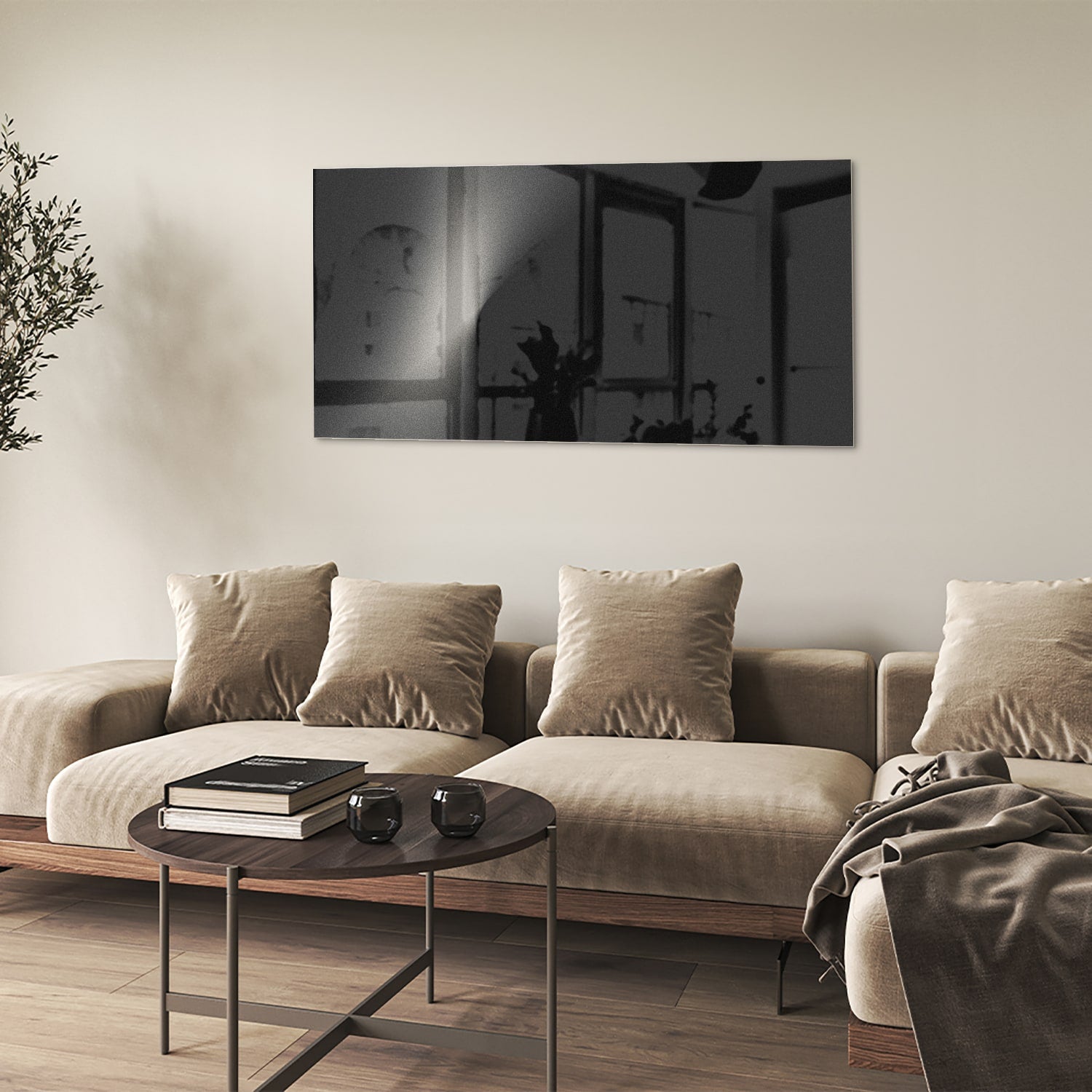 Moderne glazen schilderij op een witte muur in een stijlvolle woonkamer.