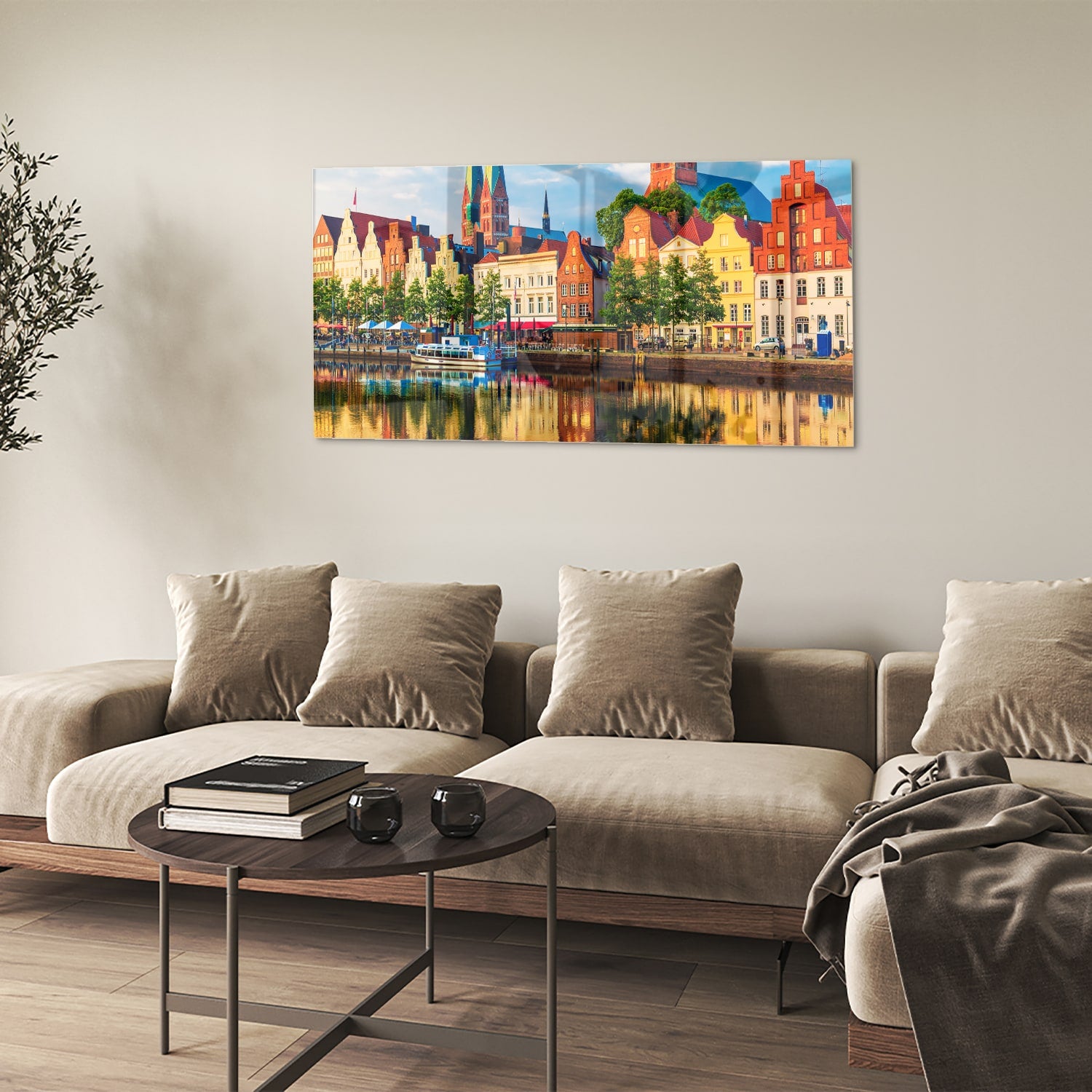 Kleurrijk glazen schilderij van een stadszicht met reflecties in het water