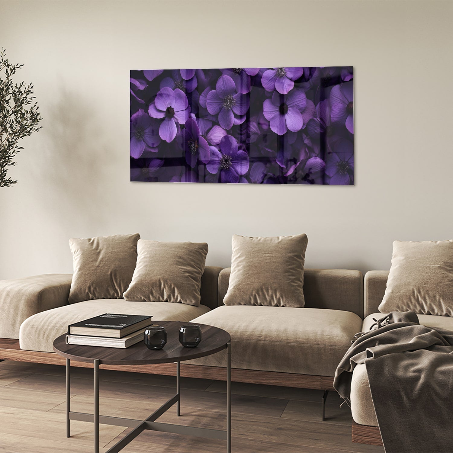 Paarse bloemen op een glazen schilderij aan de muur in een moderne woonkamer.