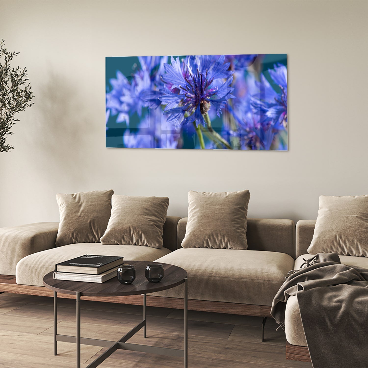 Een glazen schilderij met paarse bloemen op een witte muur, in een sfeervolle woonkamer.