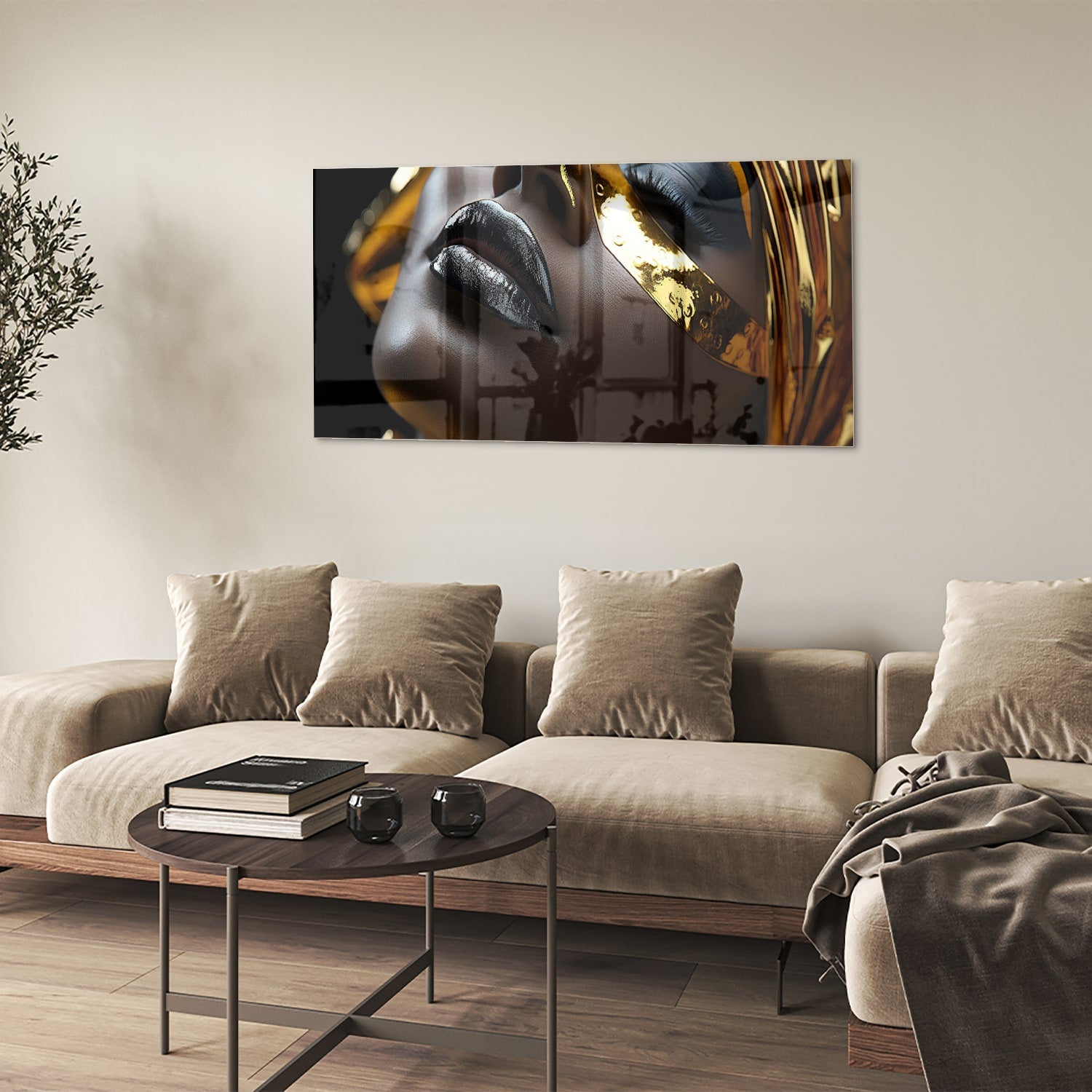 Glazen schilderij van een vrouwelijk gezicht met gouden accenten op een muur.