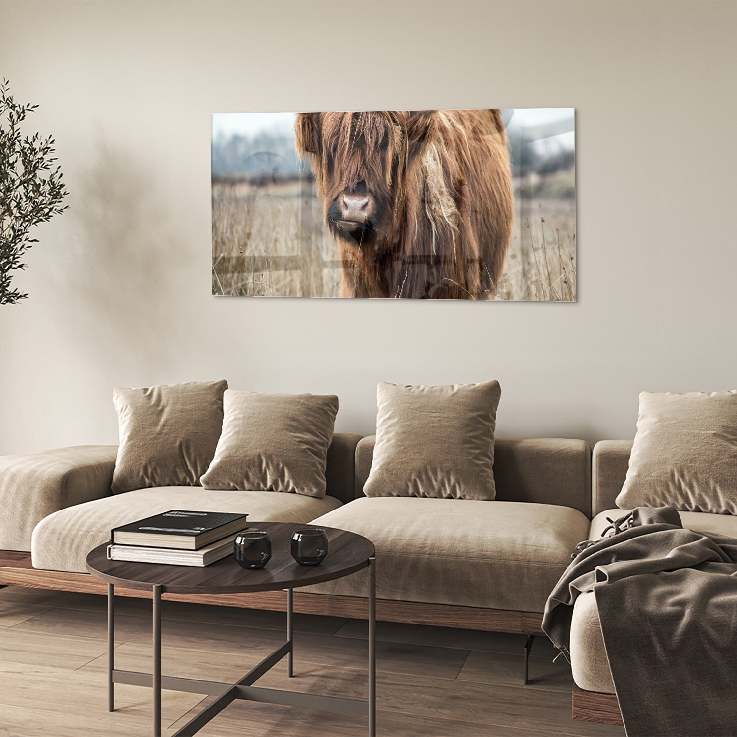 Glazen schilderij met een Houten Hooglander in een natuurlijke omgeving.