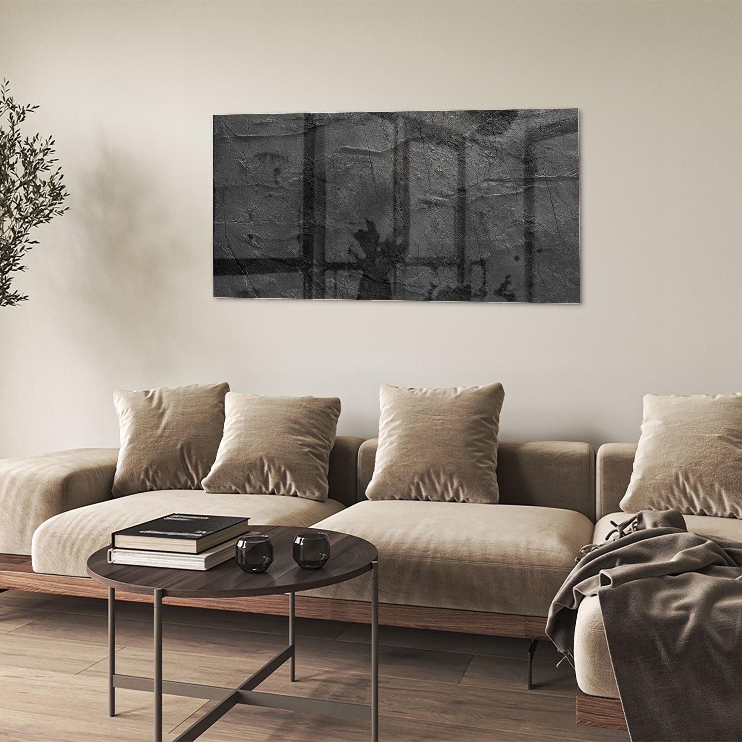 Abstract glazen schilderij in zwart en wit hangt aan de muur in een moderne woonkamer.