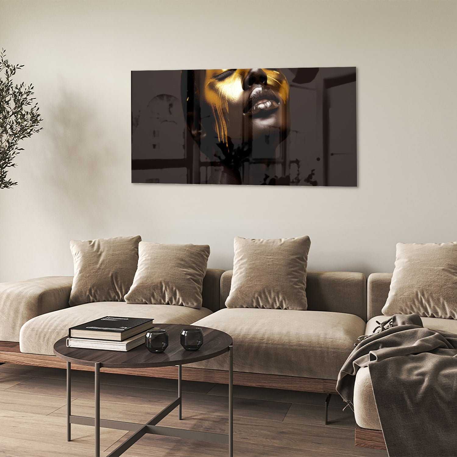 Glazen schilderij met een vrouwelijk gezicht in gouden tinten op een witte muur.