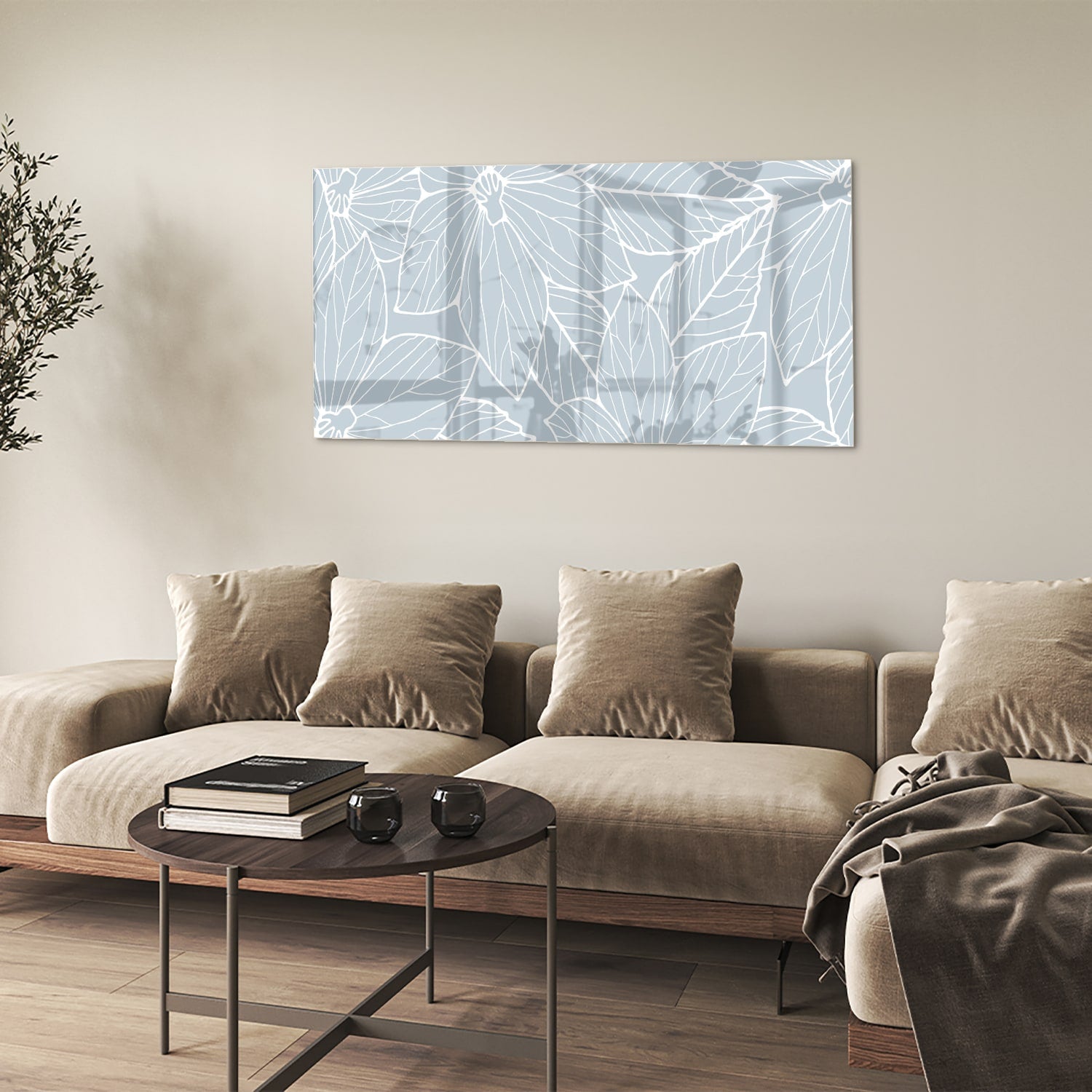Glazen schilderij met botanische motieven aan de muur in een moderne woonkamer.