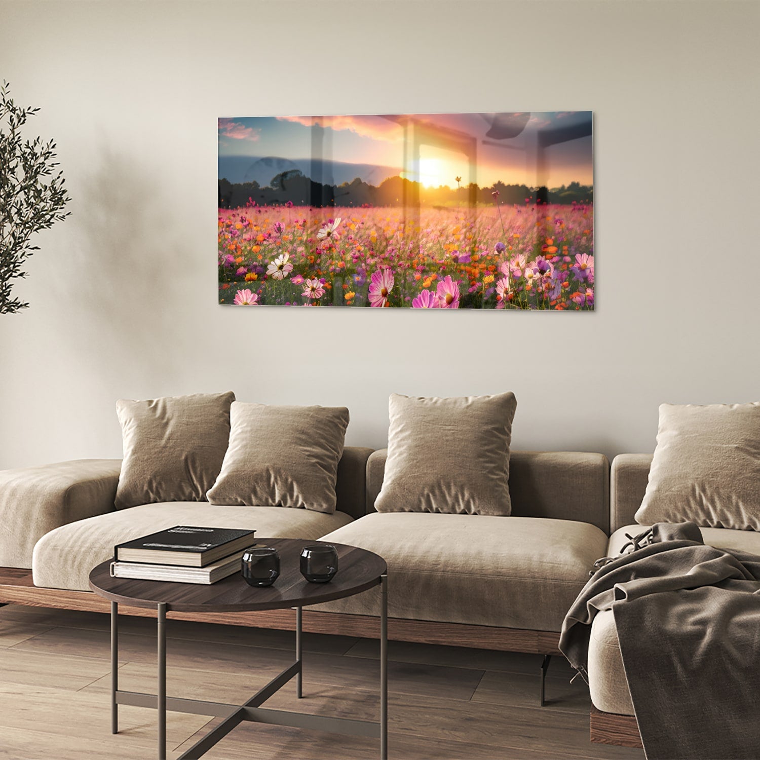 Glazen schilderij van een zonsondergang boven een kleurrijk bloemenveld.