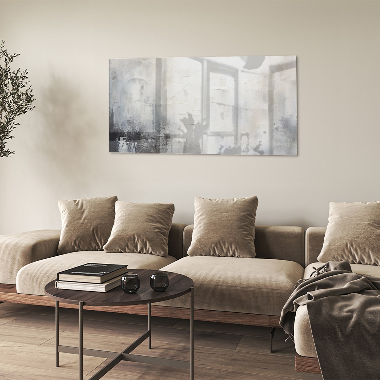 Abstract glazen schilderij met zachte kleuren aan de muur in een moderne woonkamer