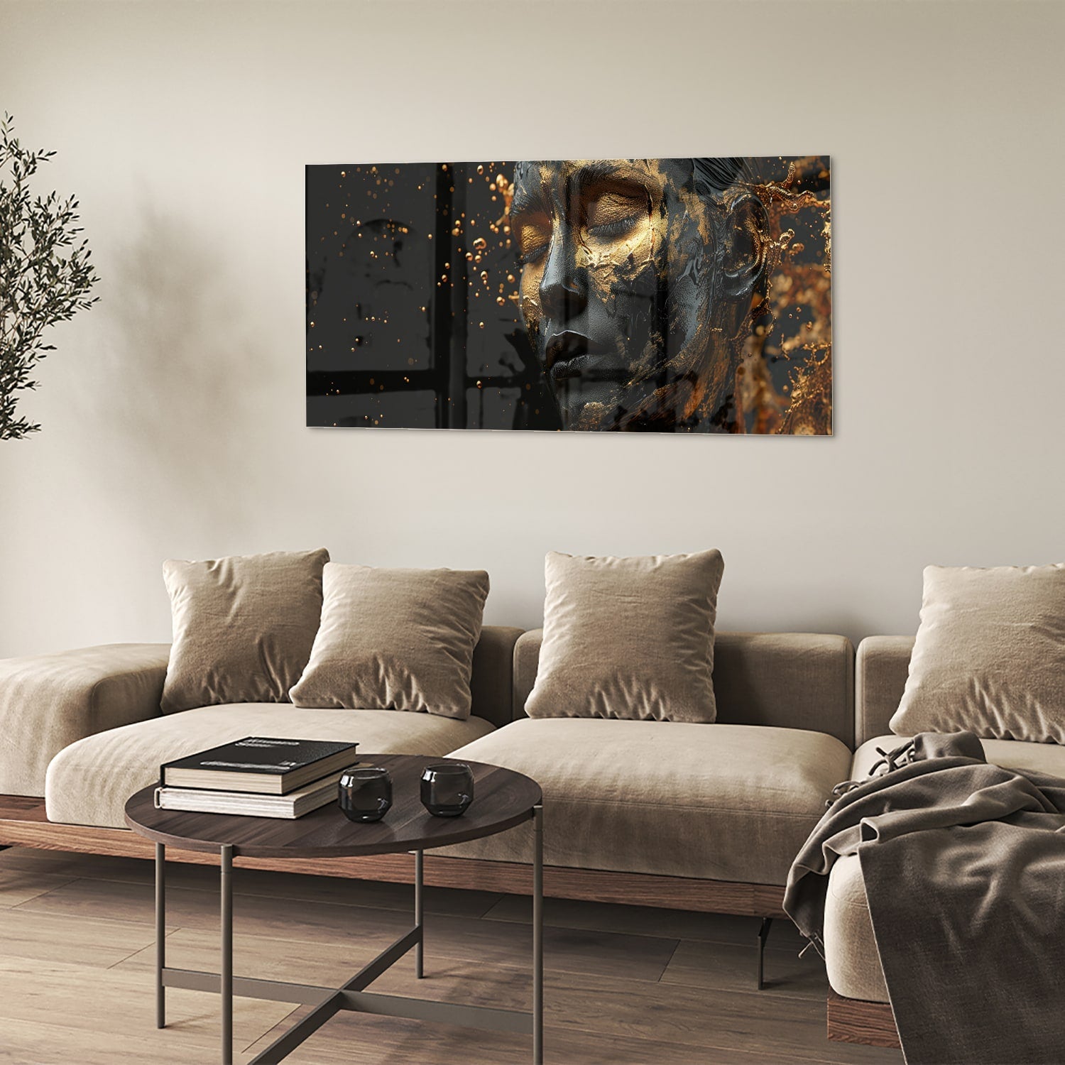 Glazen schilderij met een gouden vrouwelijk portret aan de muur