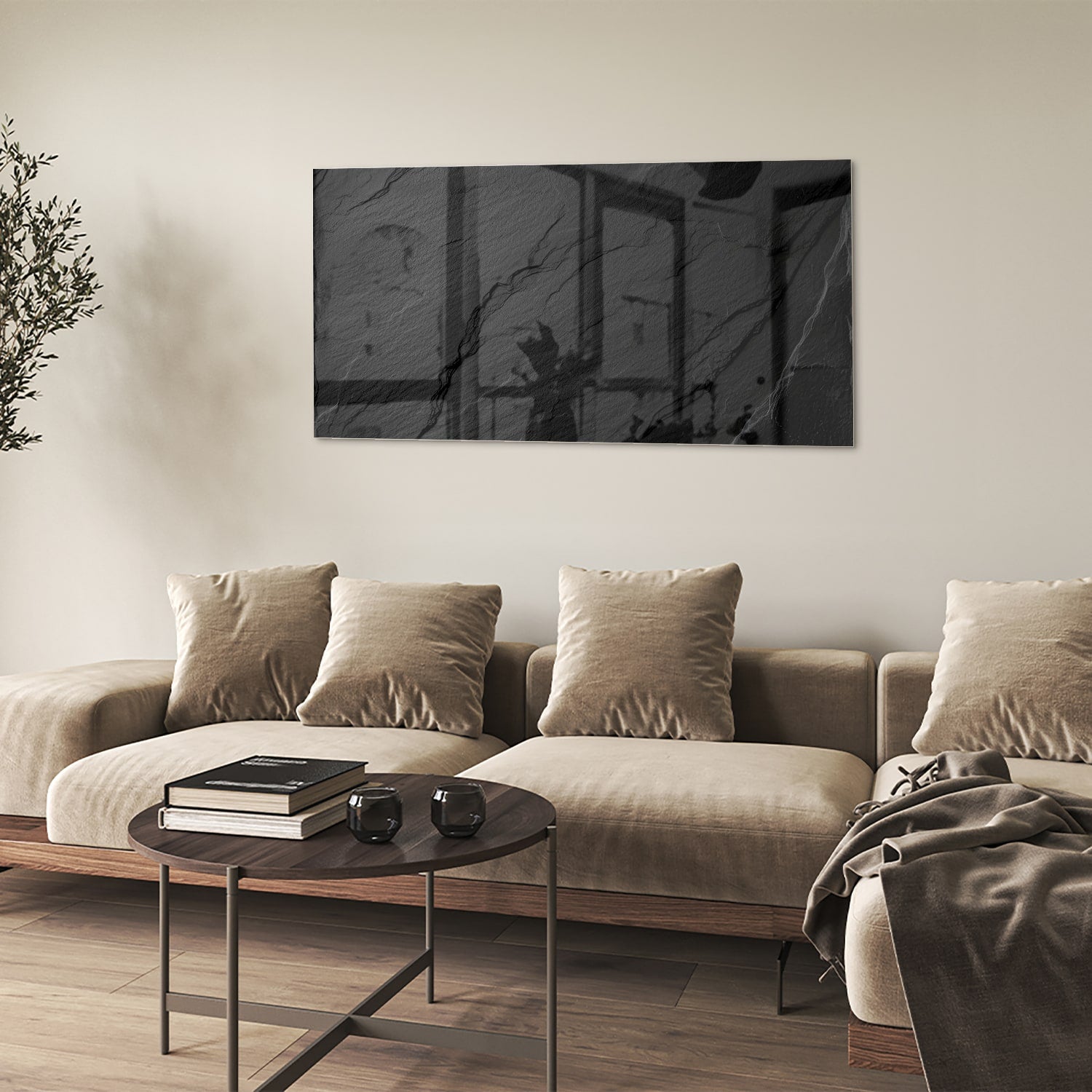 Modern glazen schilderij met abstracte zwart-witte patronen aan de muur.