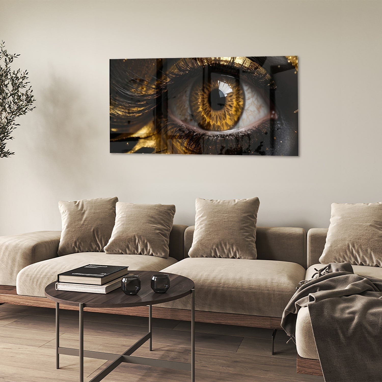 Glazen schilderij van een gouden oog op een zwarte achtergrond, hangt aan de muur.