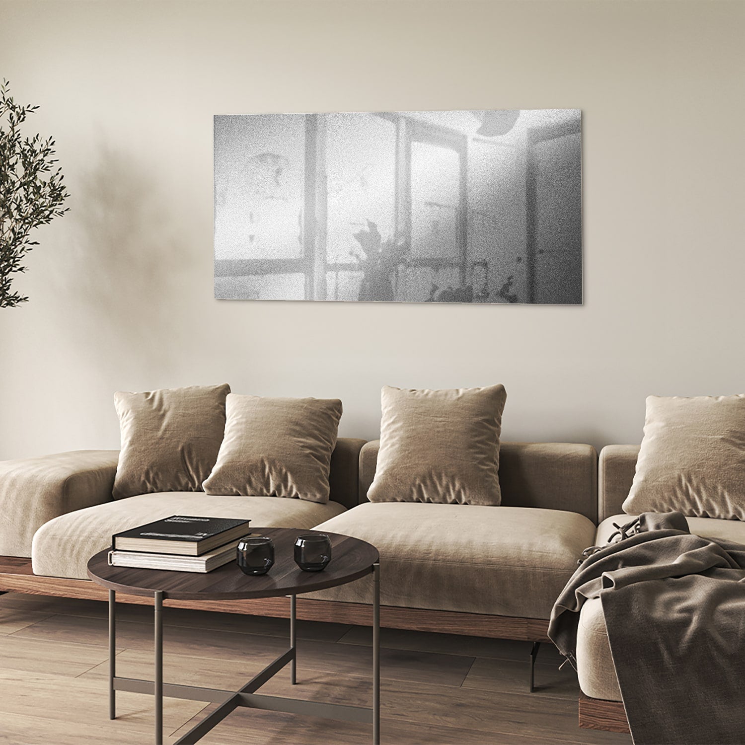 Minimalistisch glazen schilderij met reflecties in een sfeervolle kamer