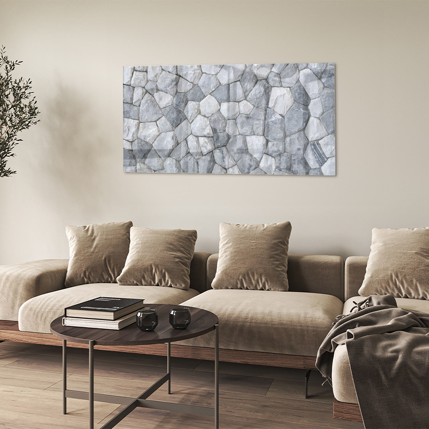 Glazen schilderij met een patroon van grijze stenen in een sfeervol interieur