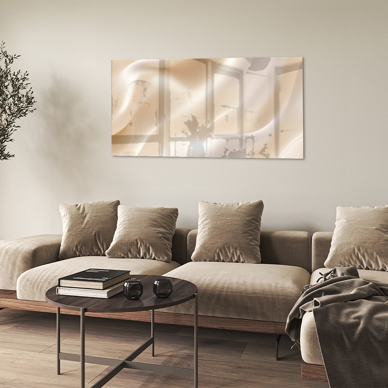 Minimalistisch glazen schilderij met warme tinten in een moderne woonkamer.