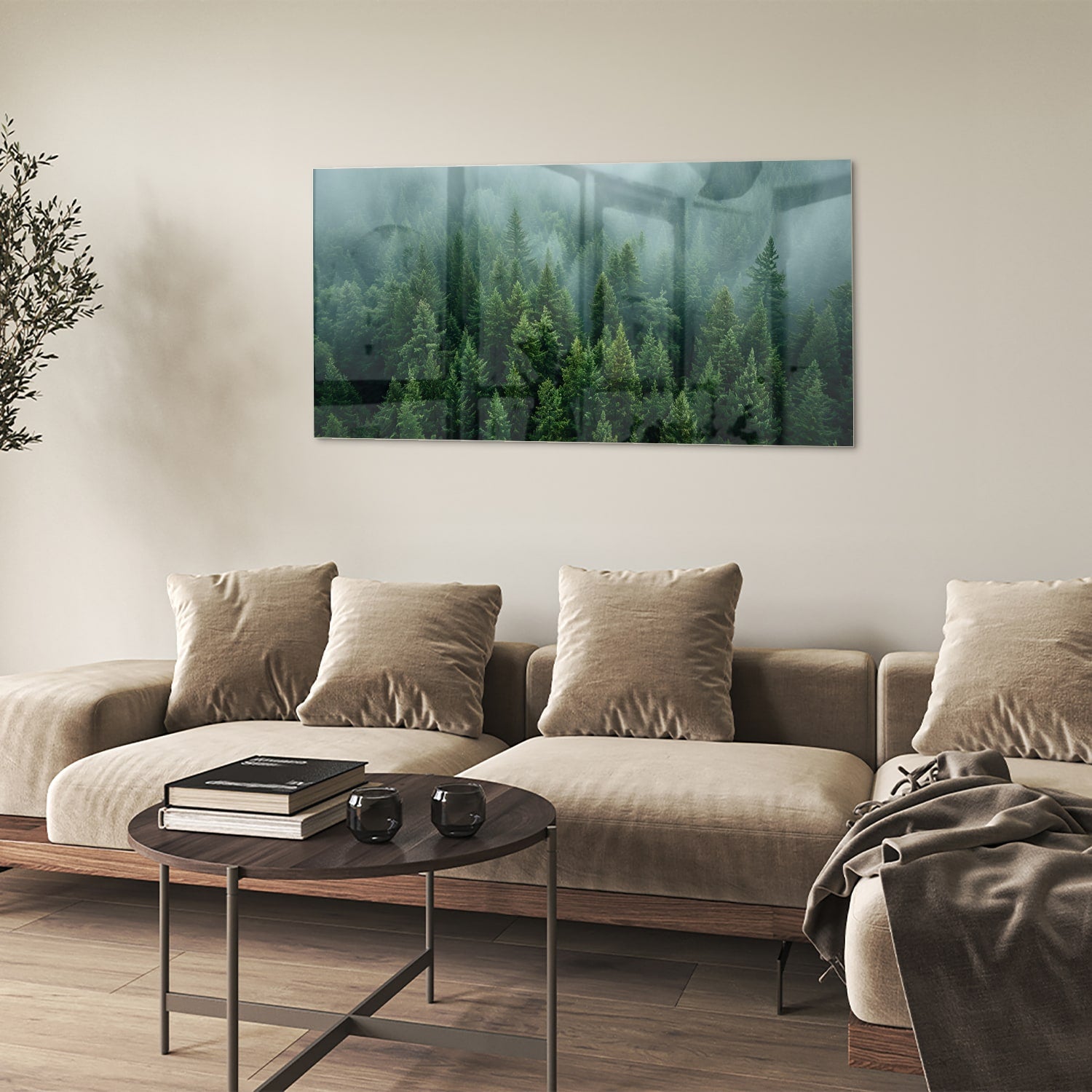 Glazen schilderij van dennenbossen in mist aan de muur
