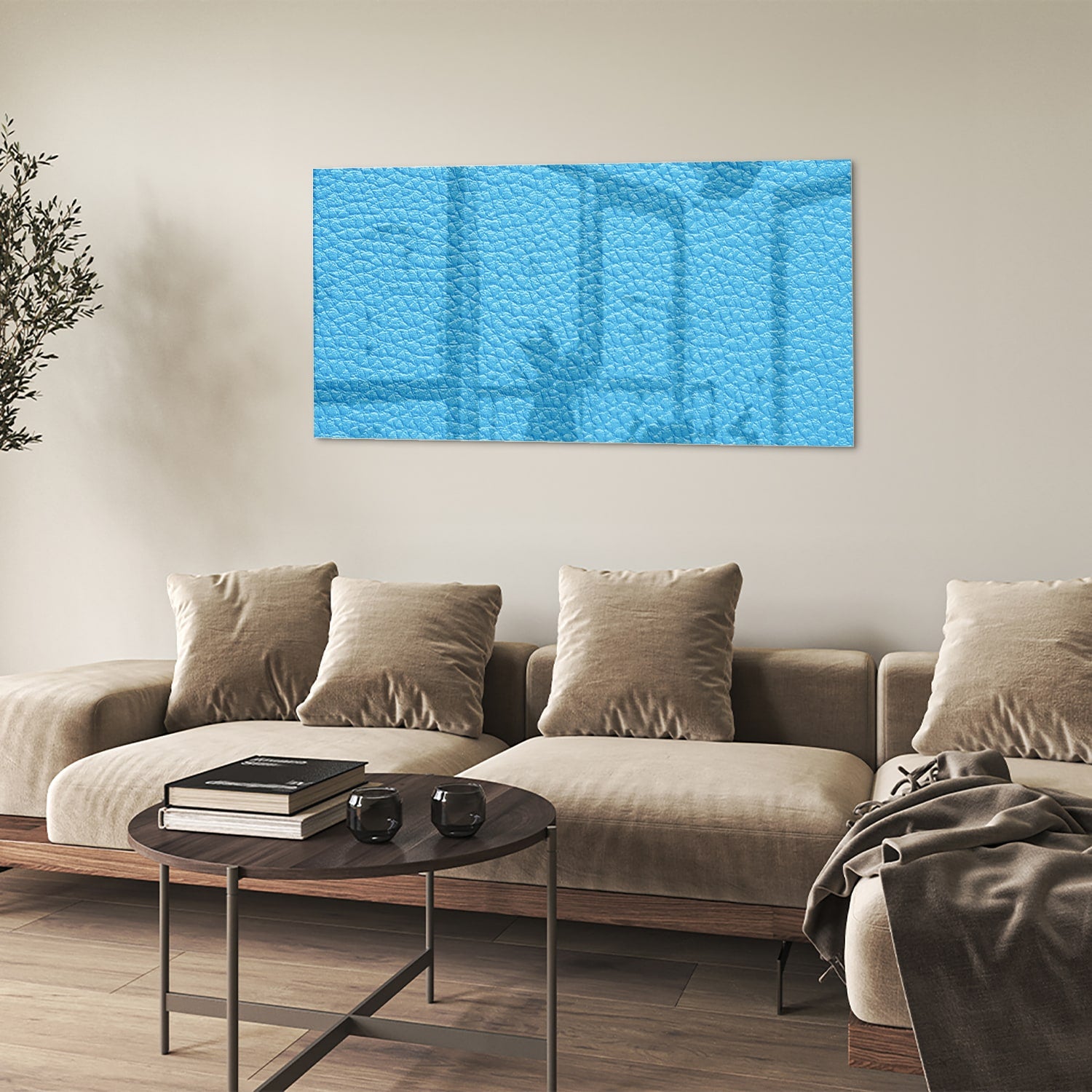 Blauw glazen schilderij met unieke textuur aan de muur in een moderne woonkamer