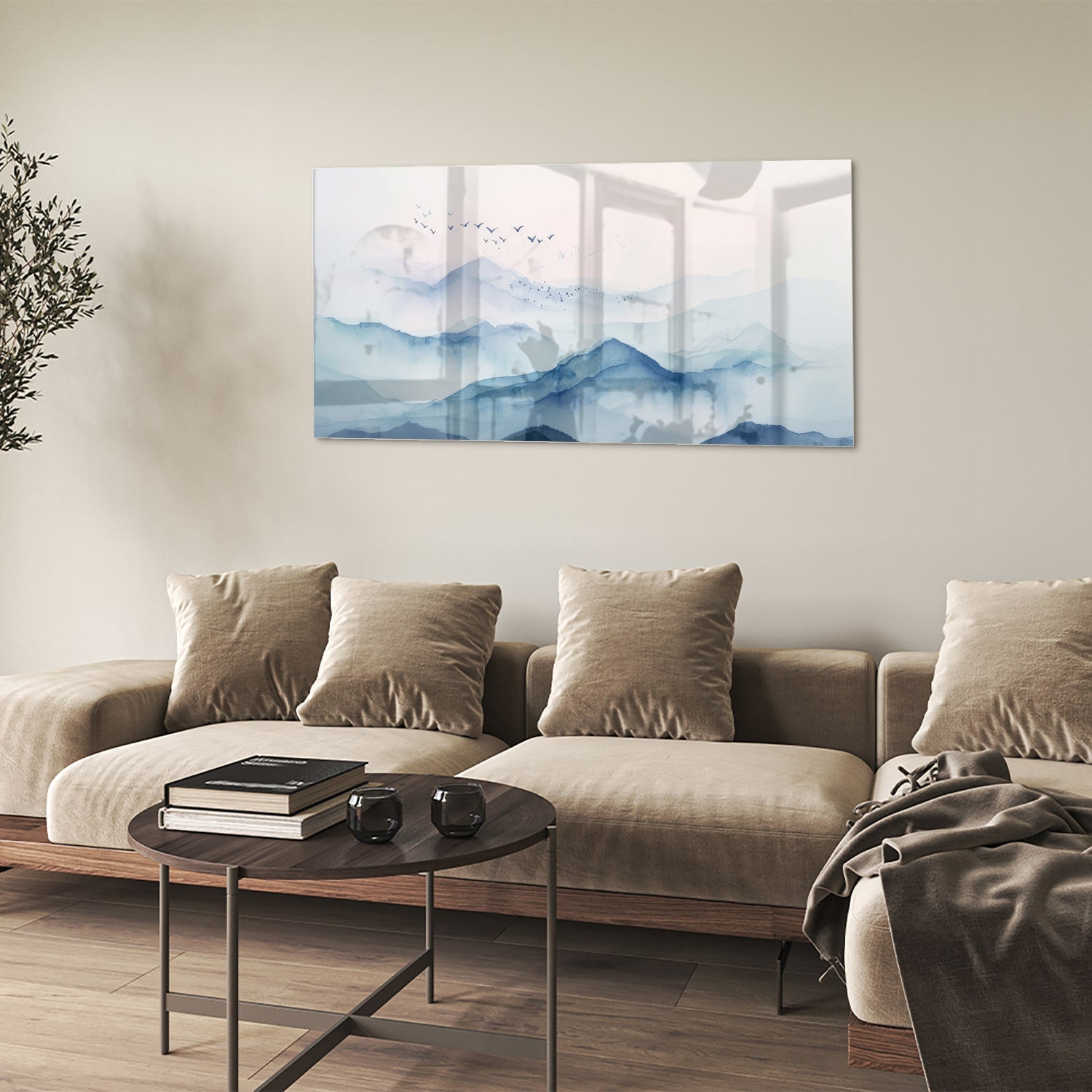 Glazen schilderij met blauwe bergen en pastelhemel, ideaal voor wanddecoratie.