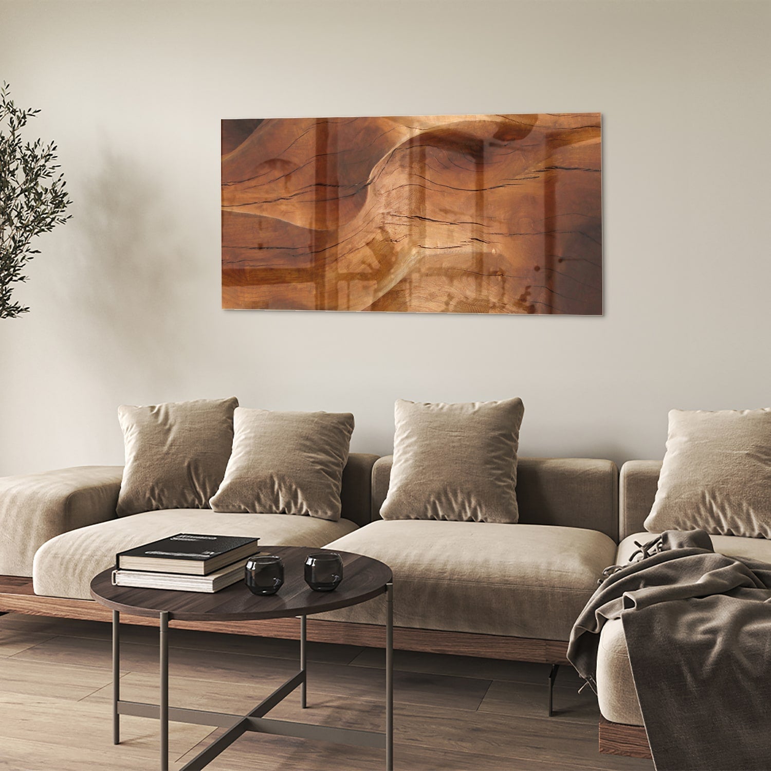 Abstract glazen schilderij met warme houttinten boven een moderne kast in een lichte woonkamer.