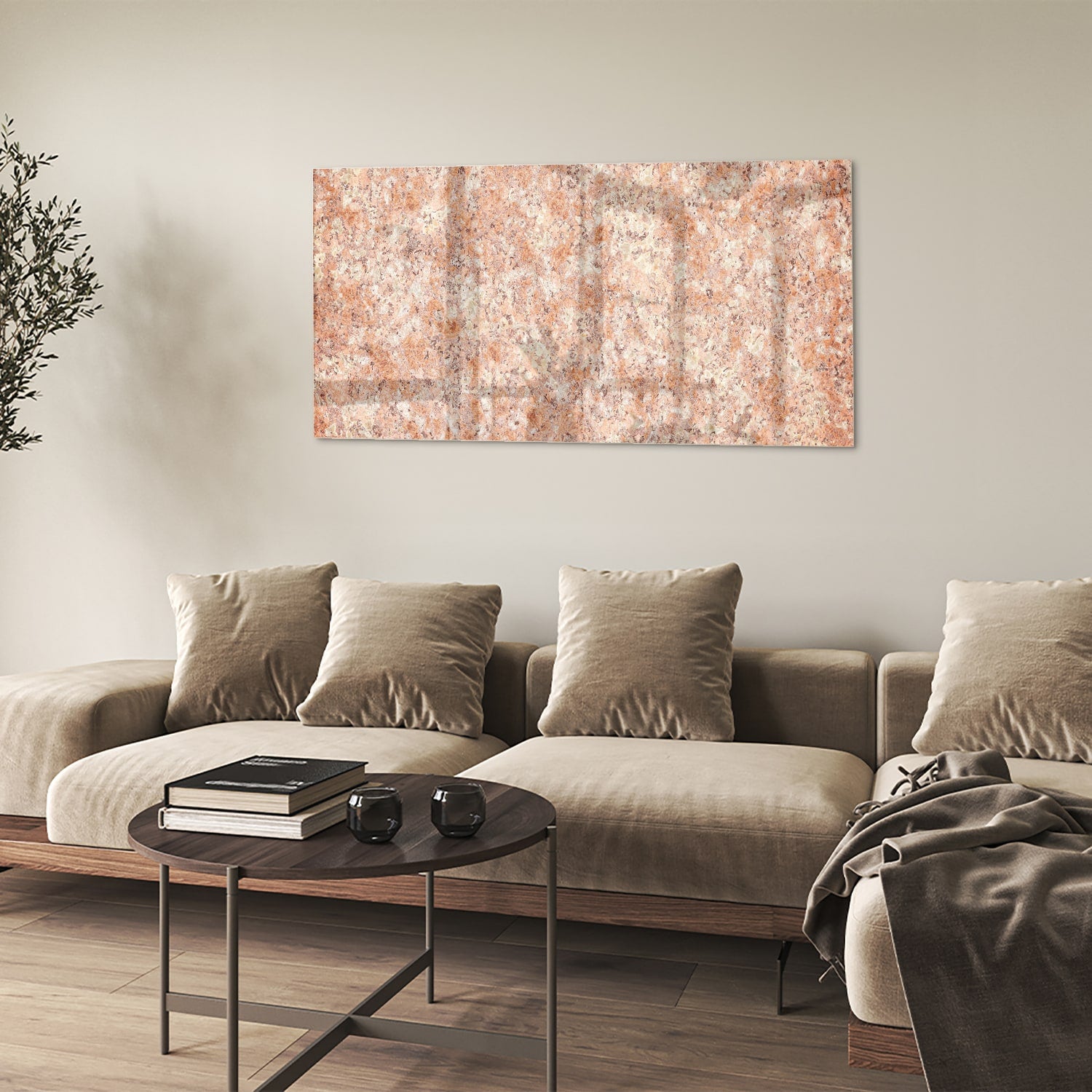 Glazen schilderij in zacht roze en goud aan de muur boven een houten kast