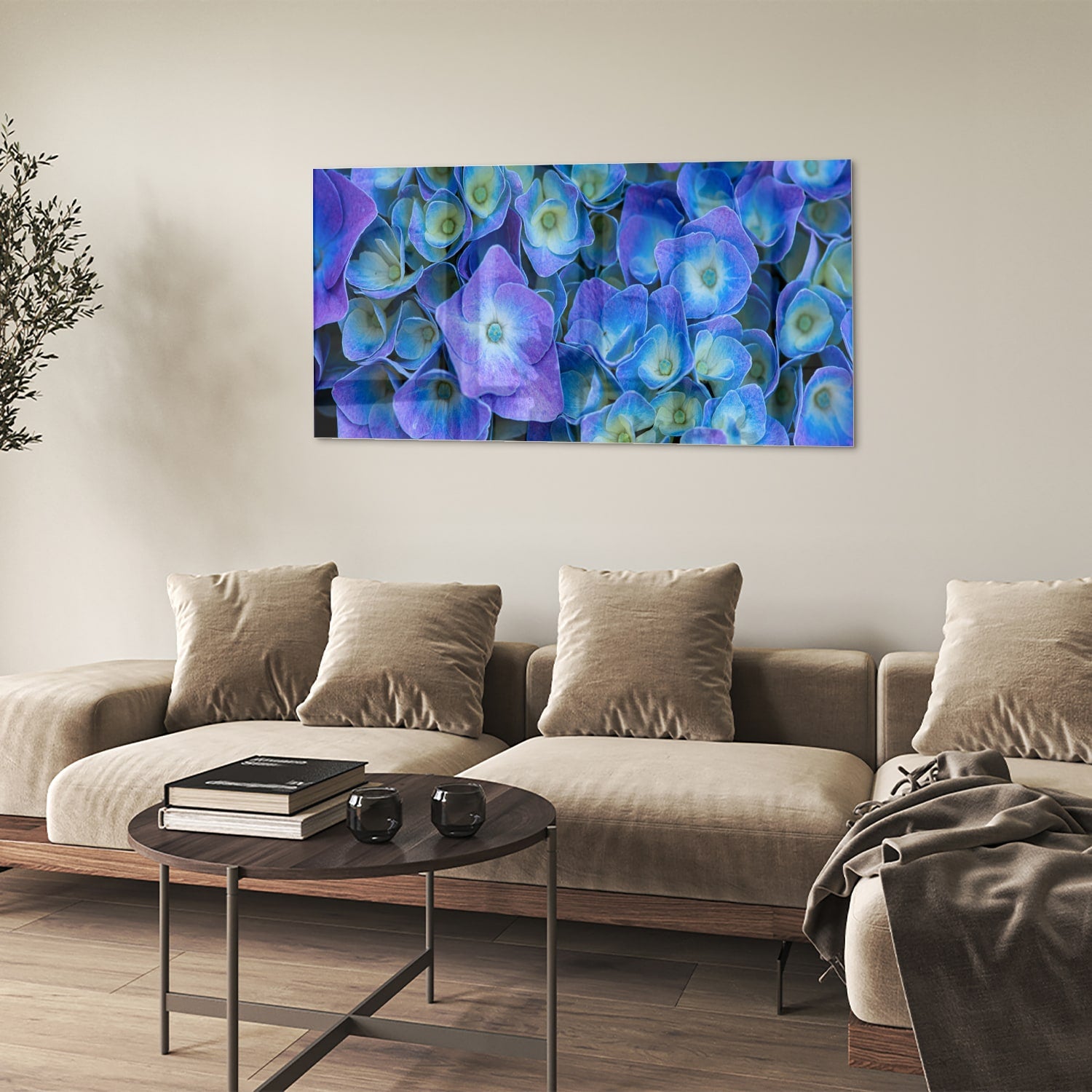 Glas schilderij met mooie blauwe bloemen aan de muur