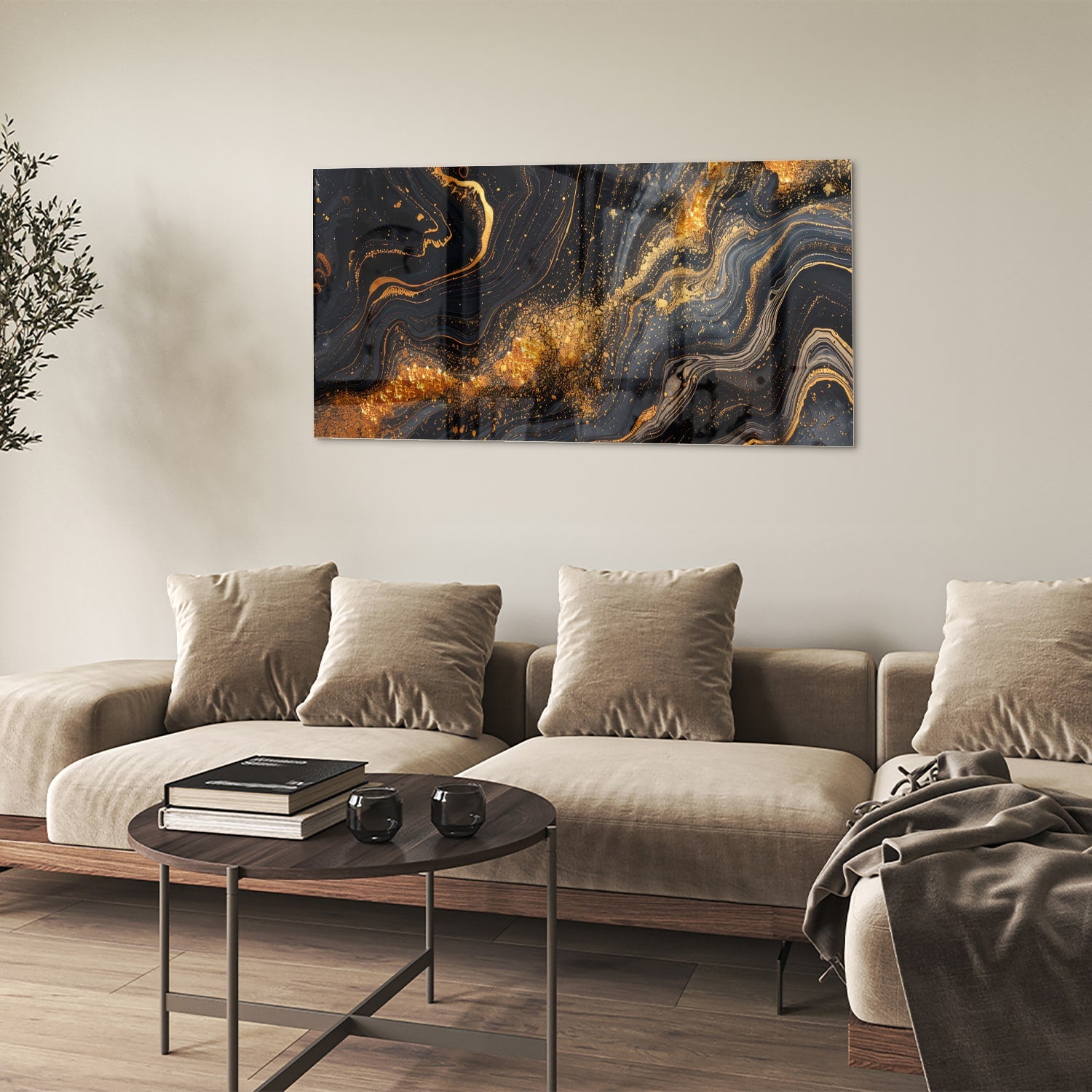 Glas schilderij met een zwart en gouden marmerdesign aan de muur in een moderne woonkamer