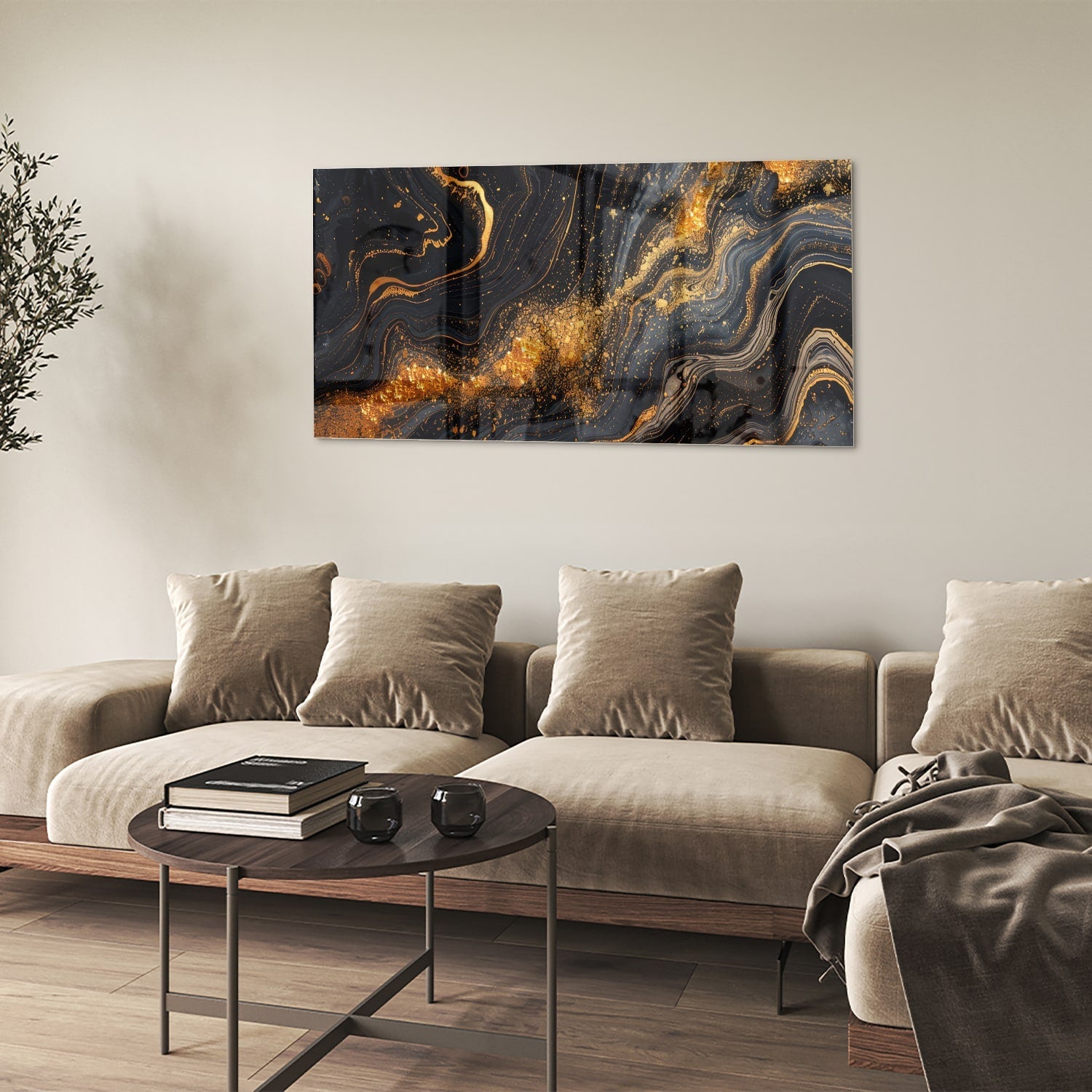 Glas schilderij met een zwart en gouden marmerdesign aan de muur in een moderne woonkamer