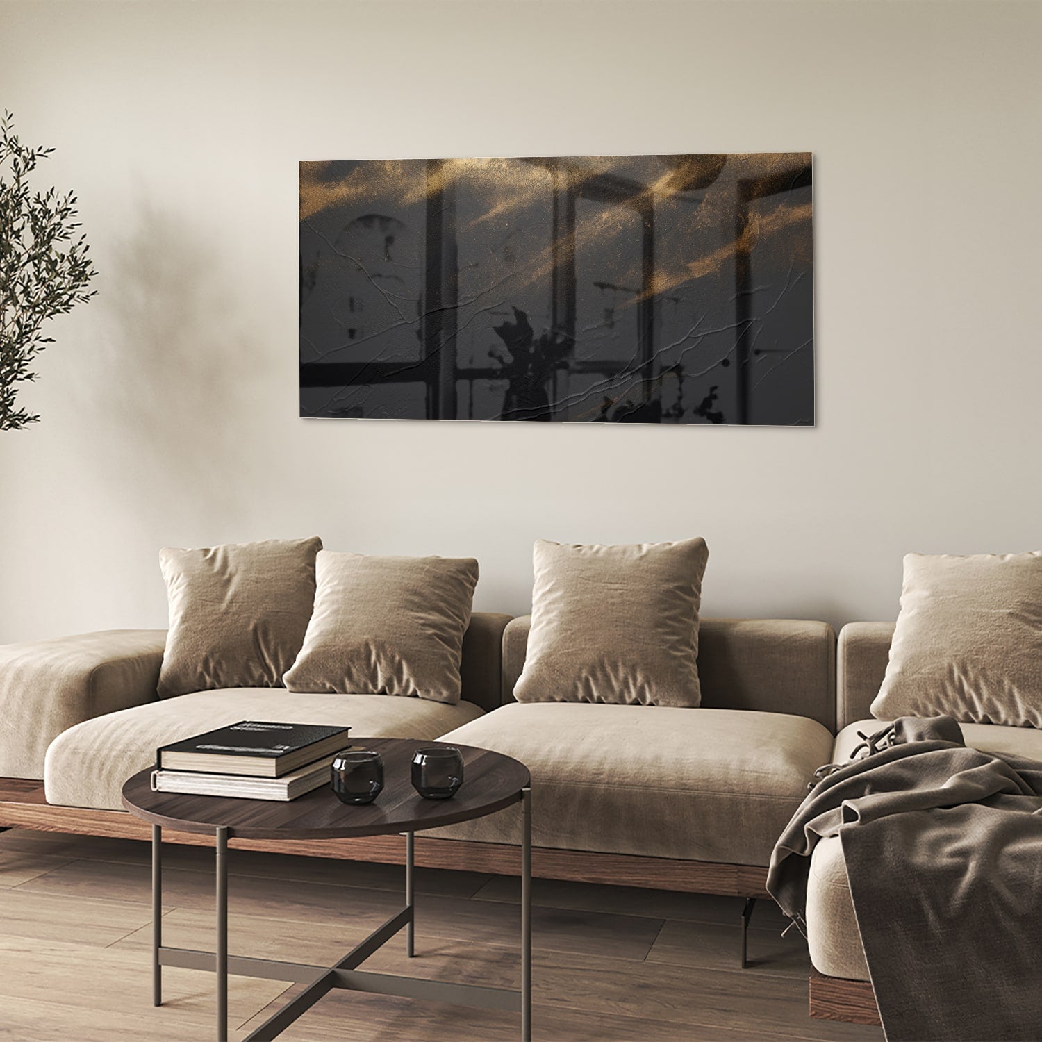 Elegant zwart glazen schilderij met gouden accenten aan de muur.