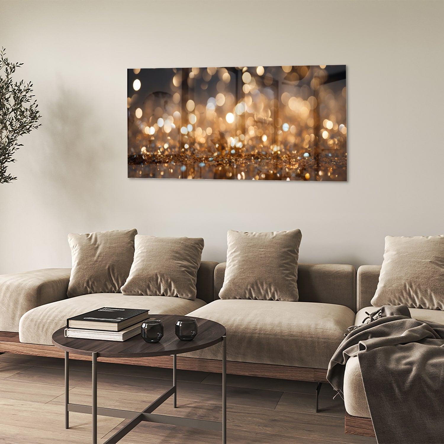 Glazen schilderij met gouden bokeh-effect aan de muur in een moderne woonkamer.