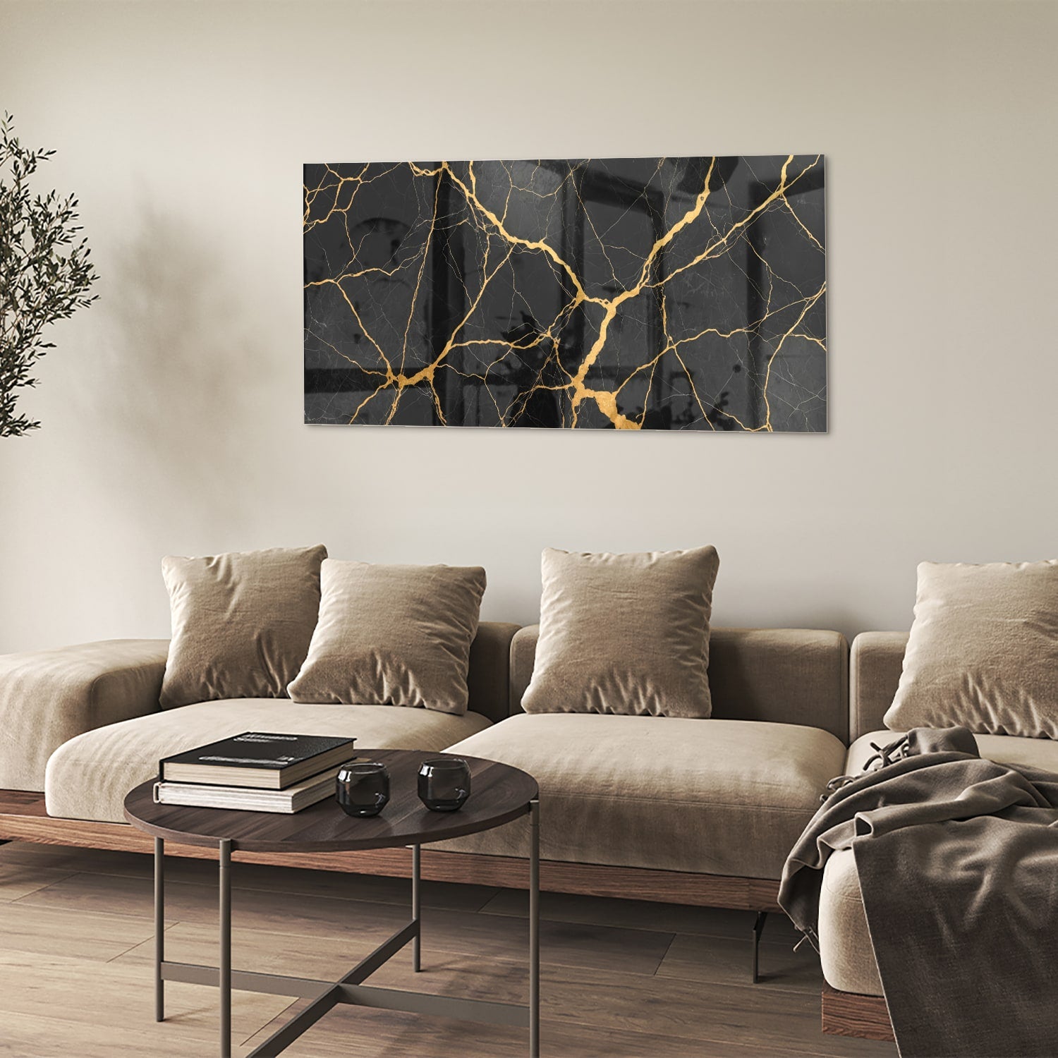 Glazen schilderij in zwart met gouden aderen, hangt aan een muur.