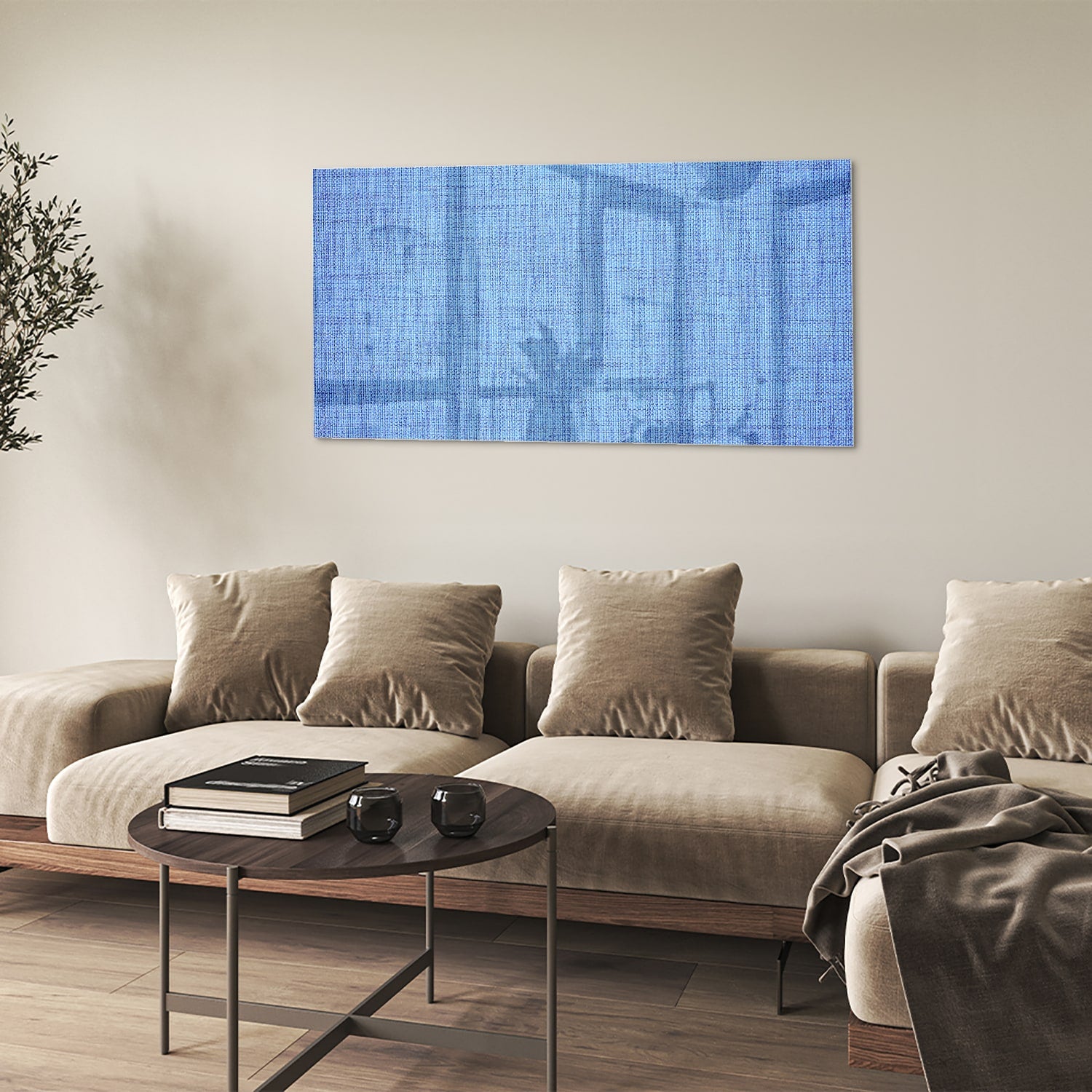 Blauw glazen schilderij aan de muur in een moderne woonkamer