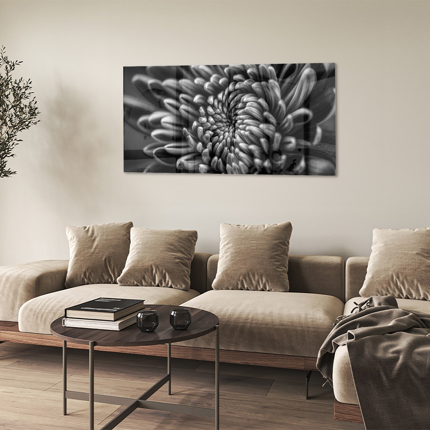 Zwart-wit glas schilderij van een kronkelige bloem aan de muur.
