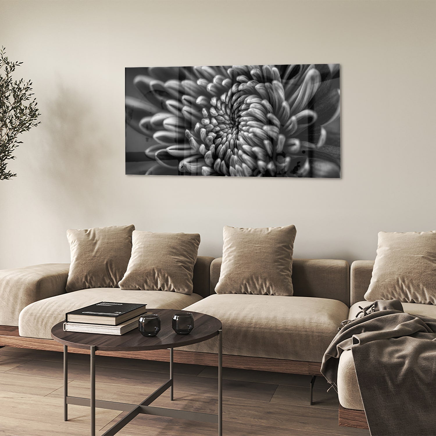 Zwart-wit glas schilderij van een kronkelige bloem aan de muur.
