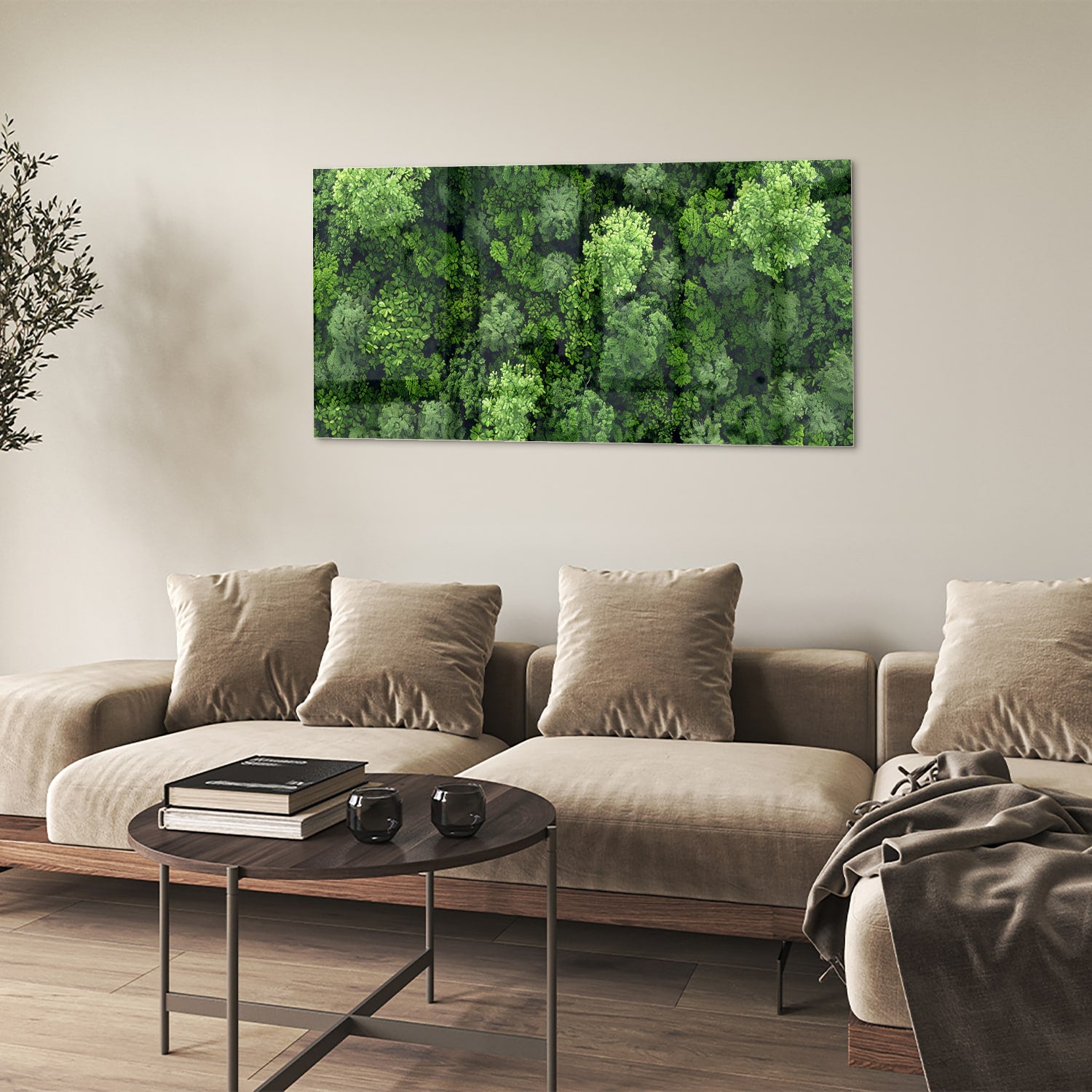 Luchtfoto van een weelderig groen bos op een muur in een moderne kamer.