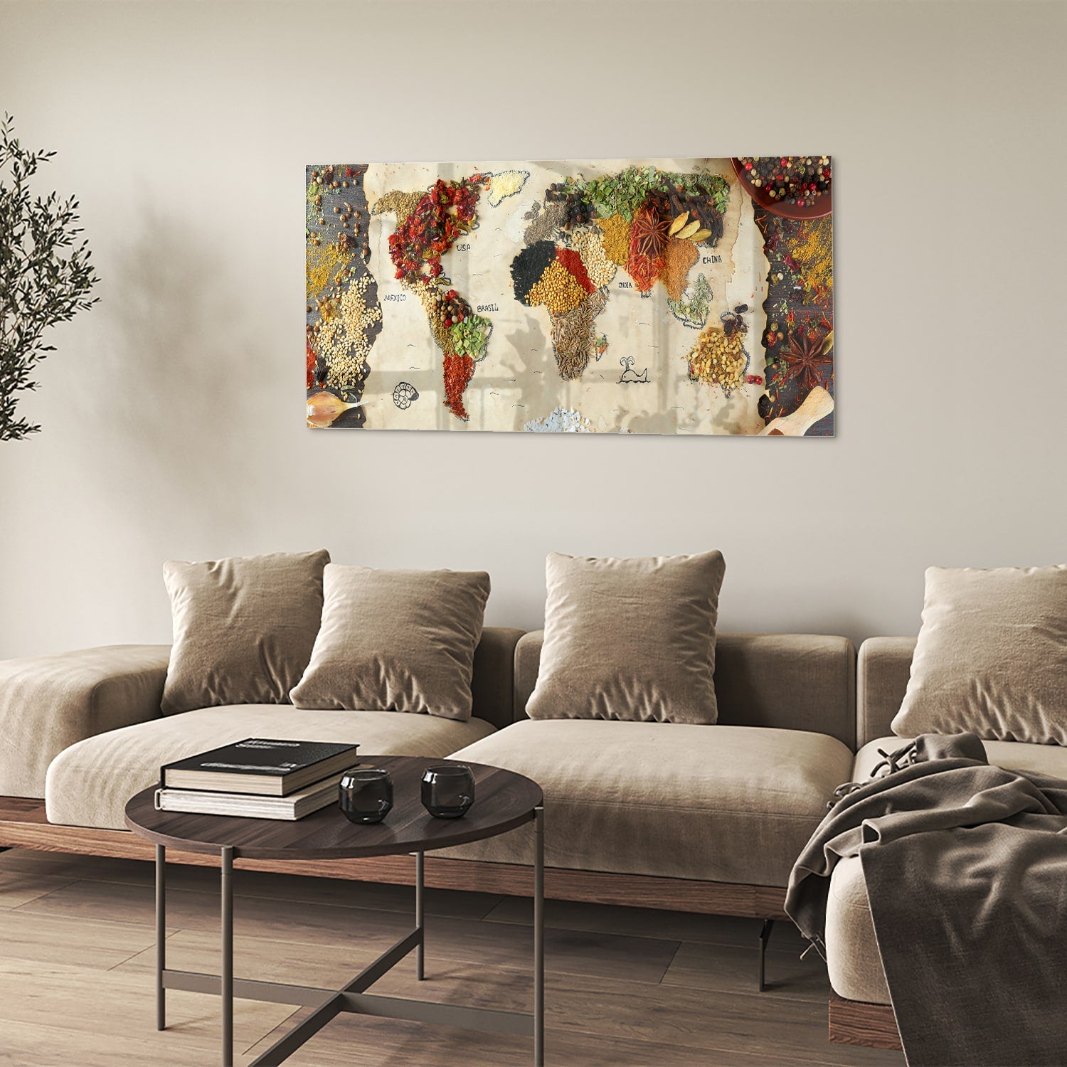 Kleurrijk glazen schilderij met een artistieke weergave van fruit en specerijen aan de muur.