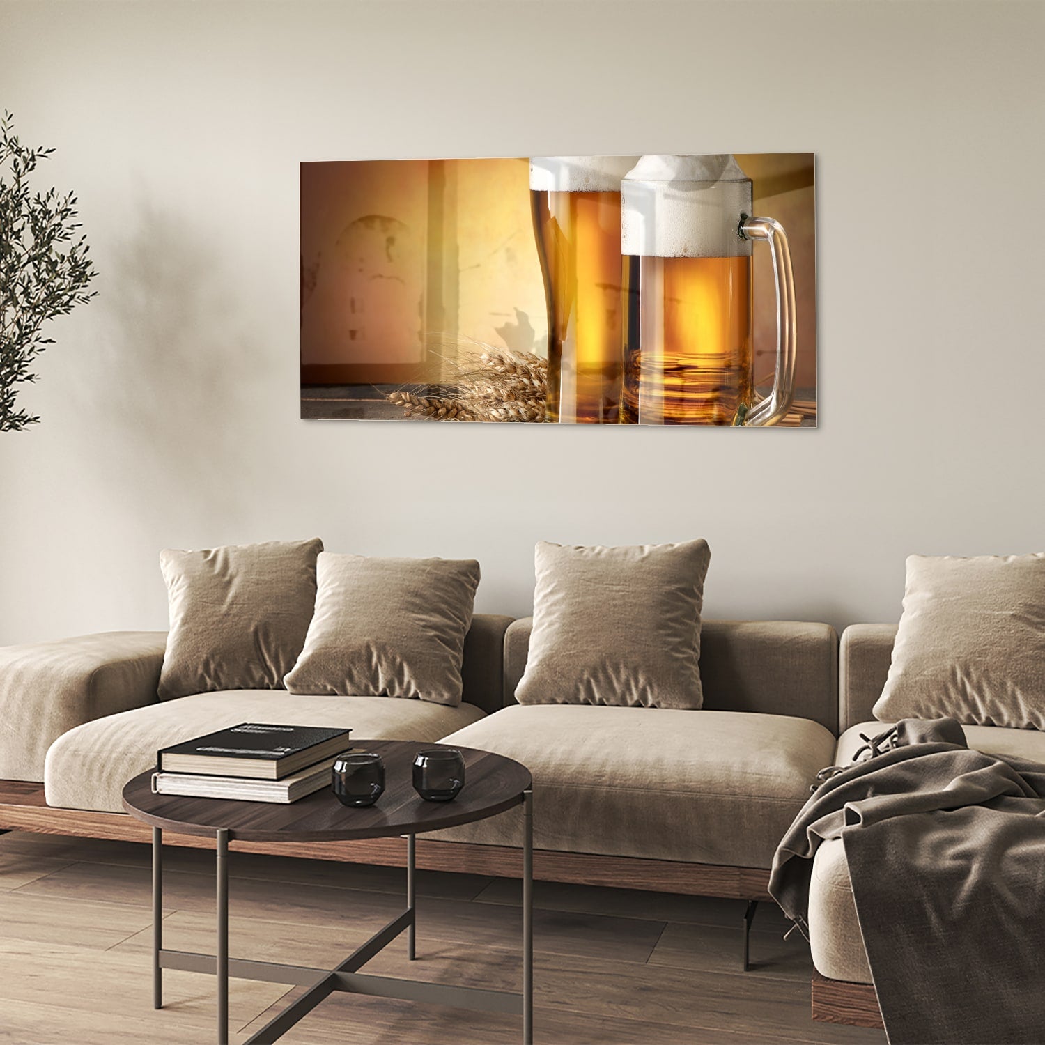 Glazen schilderij met twee volle bierglazen op een houten tafel