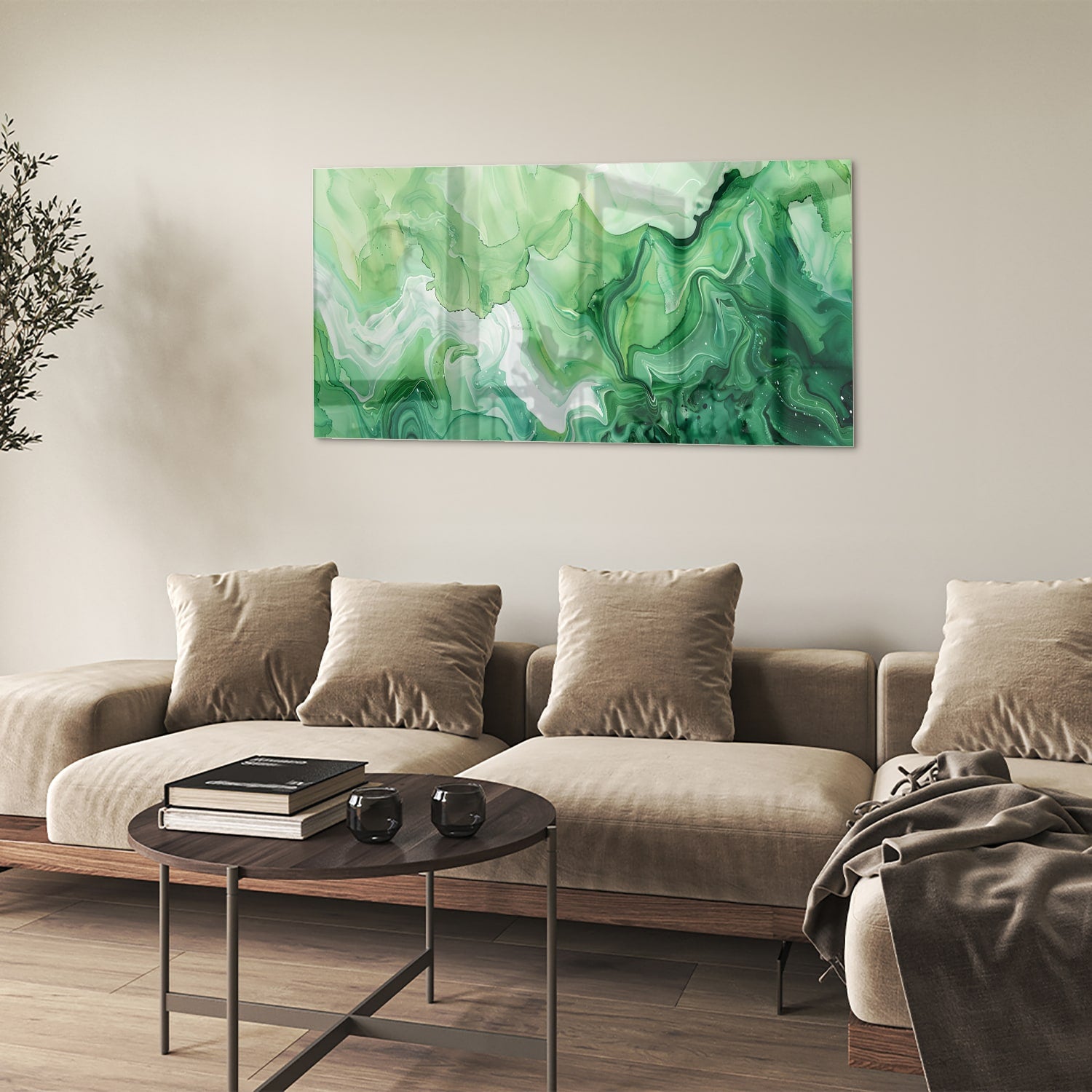 Een groen marmeren glazen schilderij dat hangt boven een kast in een moderne woonkamer.