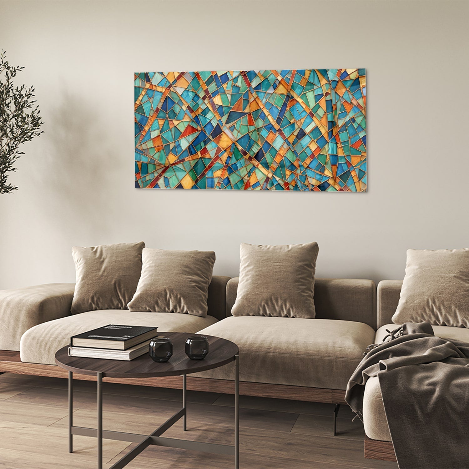 Kleurrijk abstract glazen schilderij aan de muur boven een houten meubel.