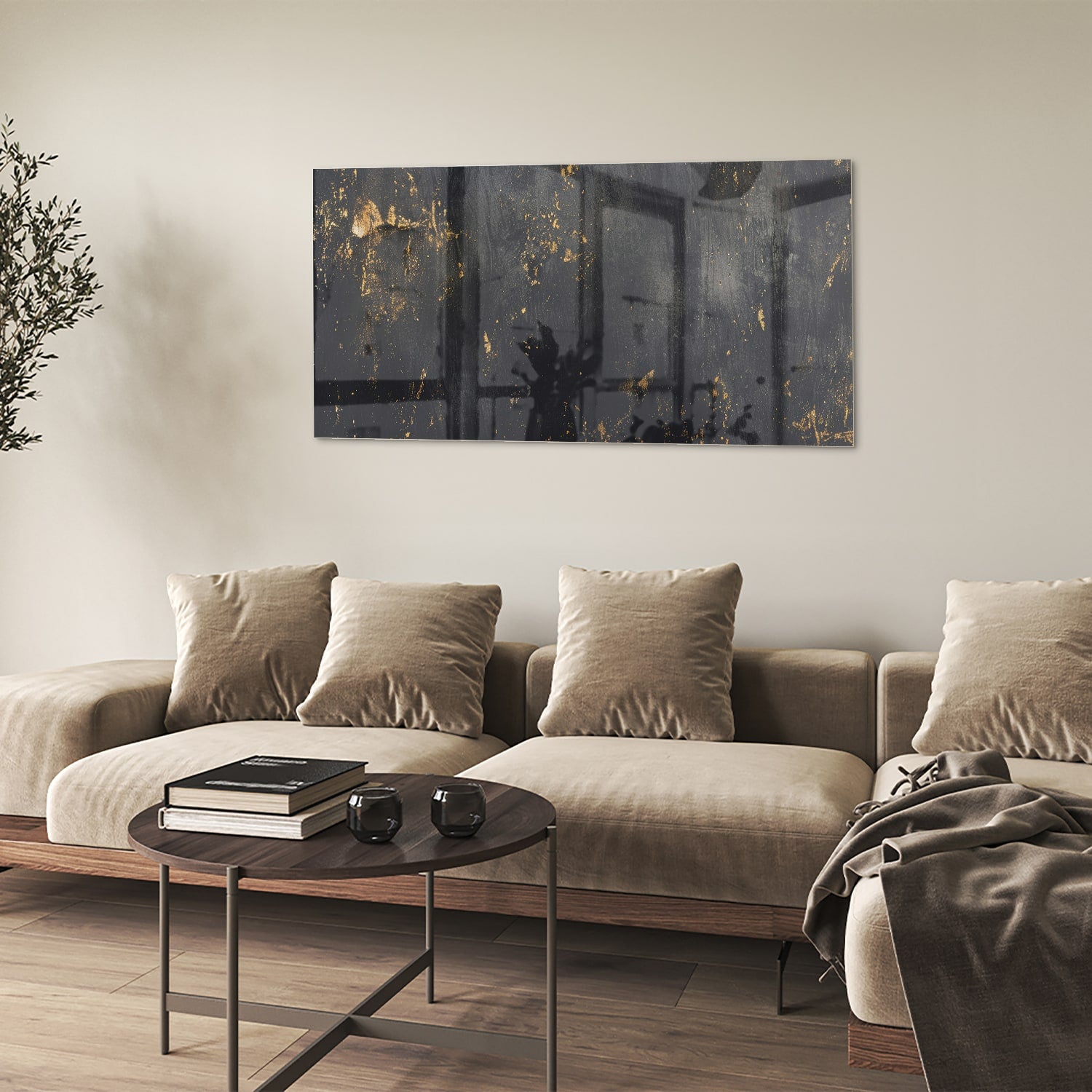Glazen schilderij met een zwart oppervlak en gouden accenten hangt aan de muur in een moderne woonkamer.