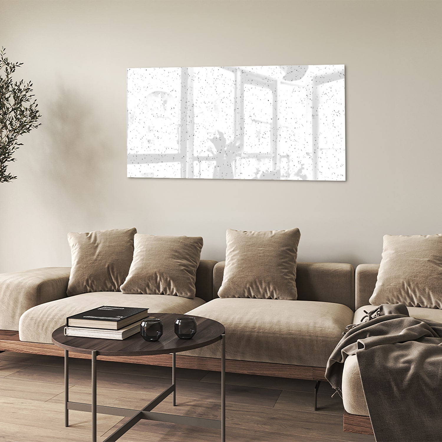Modern glazen schilderij met speckles aan de muur in een lichte woonkamer