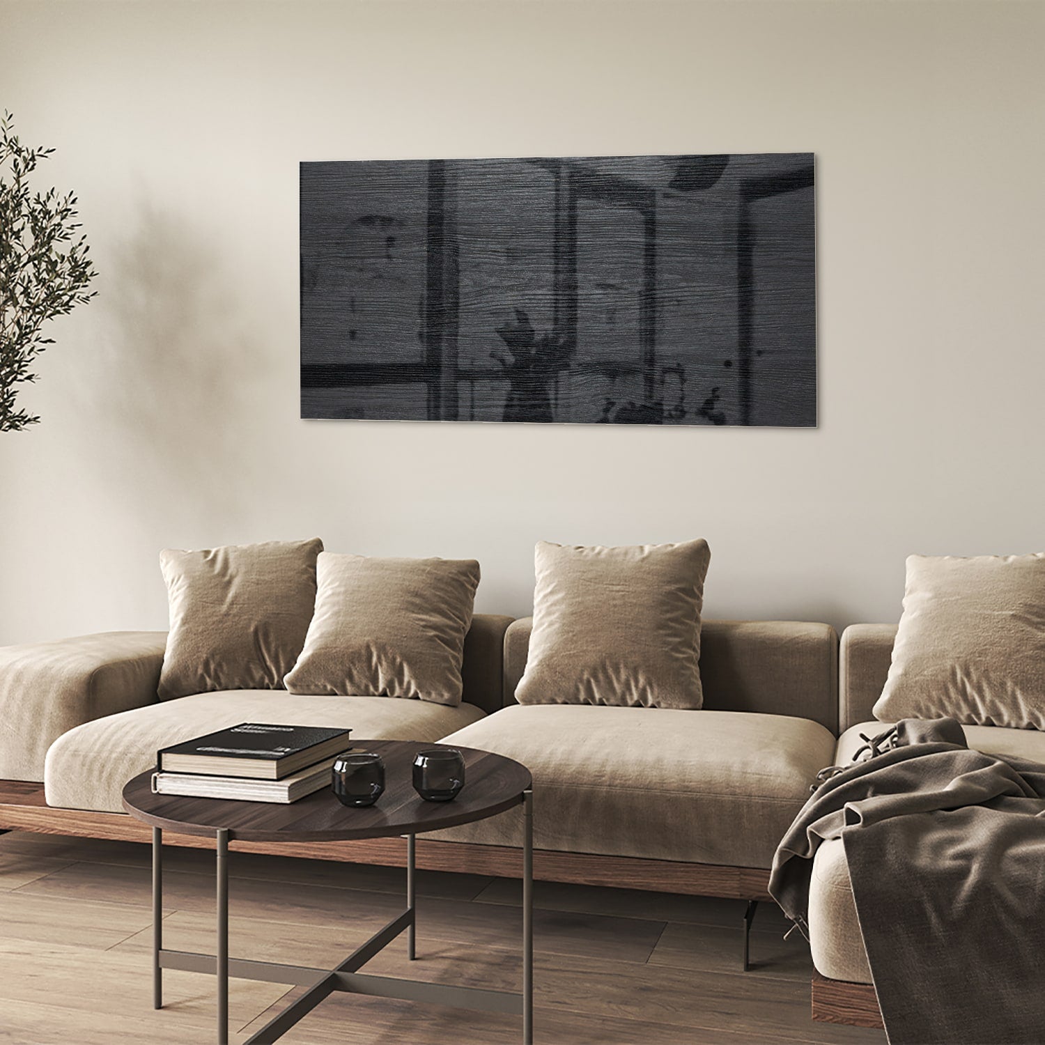 Stijlvol zwart glazen schilderij aan een wand in een moderne woonkamer.