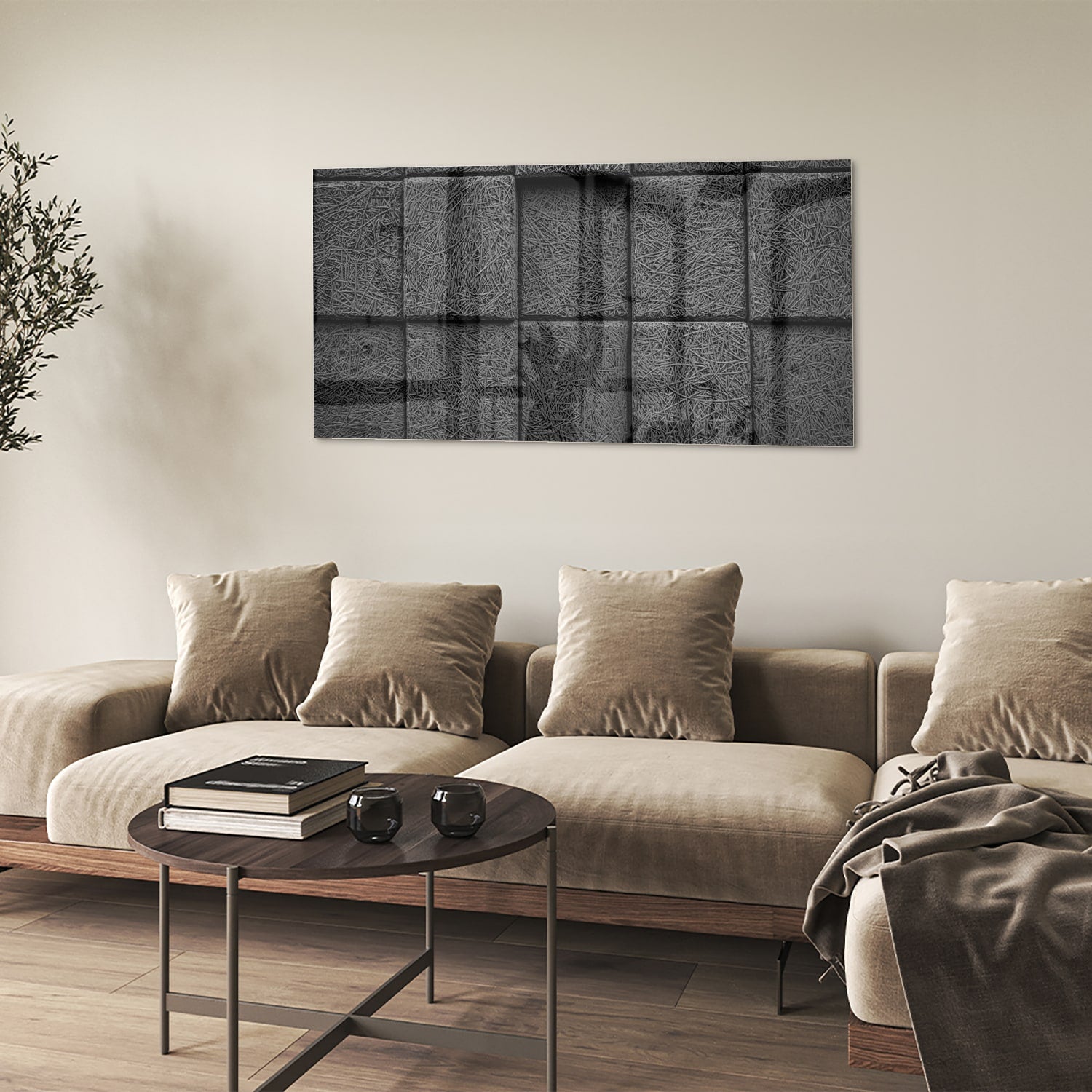 Abstract donker glazen schilderij aan een witte muur in een moderne woonkamer