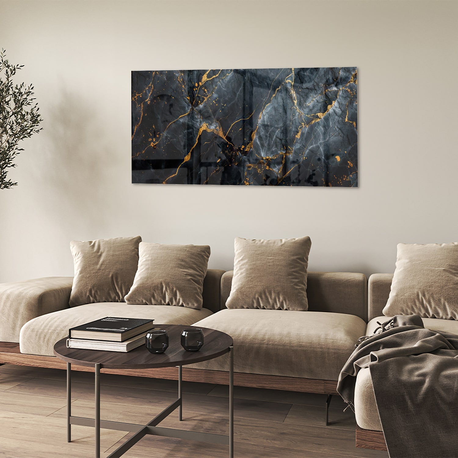 Glazen schilderij met marmerlook in zwart met gouden details aan de muur.