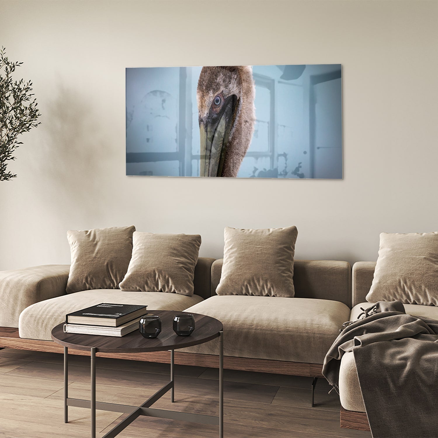 Glazen schilderij van een pelikan met een elegant design in een moderne woonkamer.