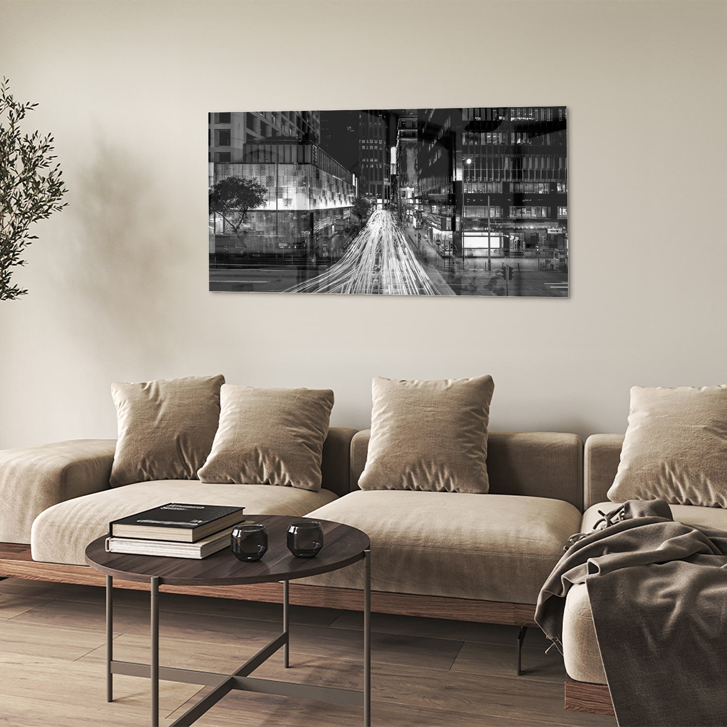 Glazen schilderij met stadslichten in zwart-wit boven een moderne meubelset.