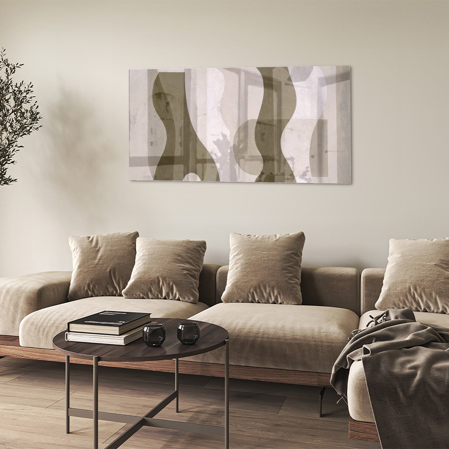 Moderne glazen schilderij met abstracte vormen in een woonkamer.