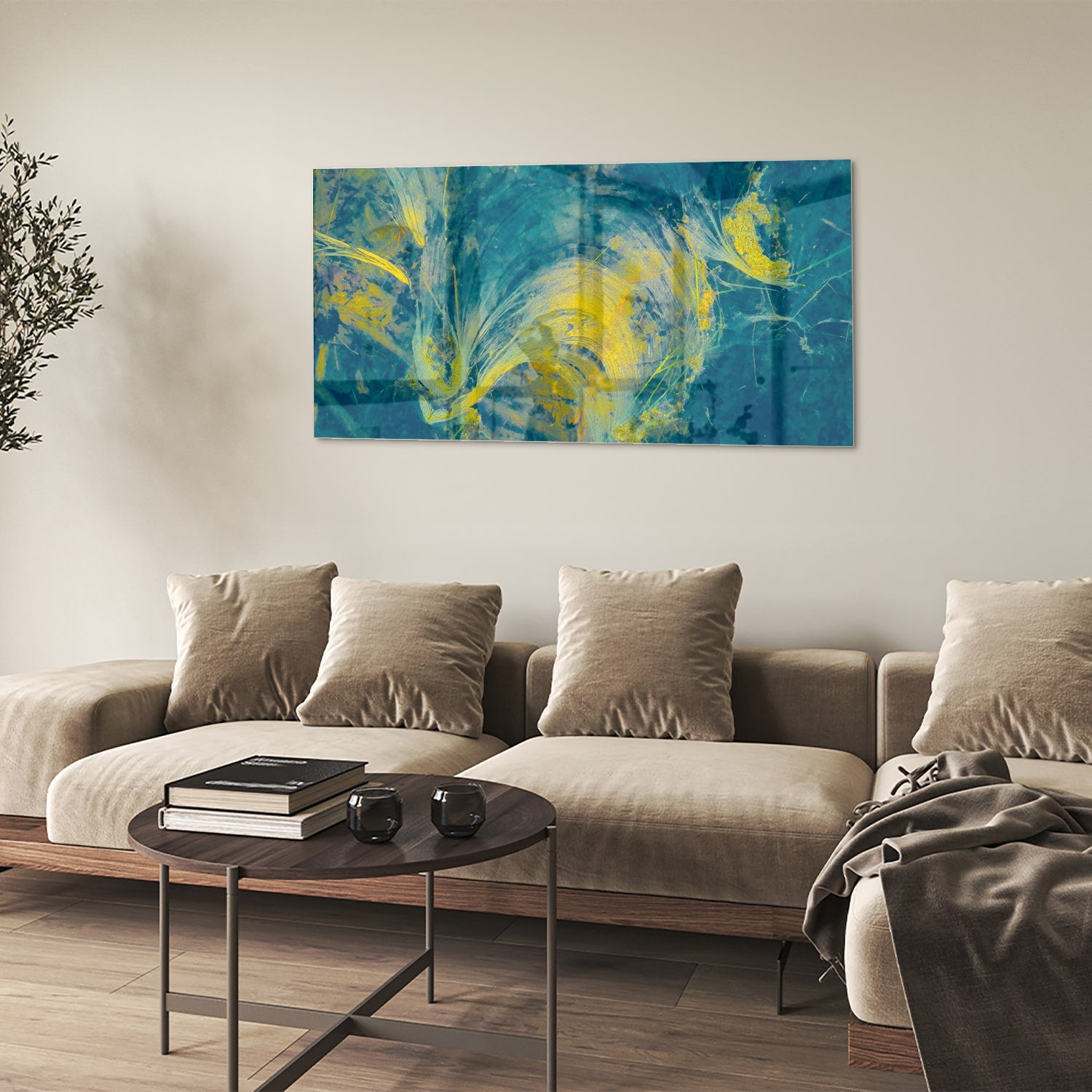 Abstract glazen schilderij met blauw en geel dat aan de muur hangt