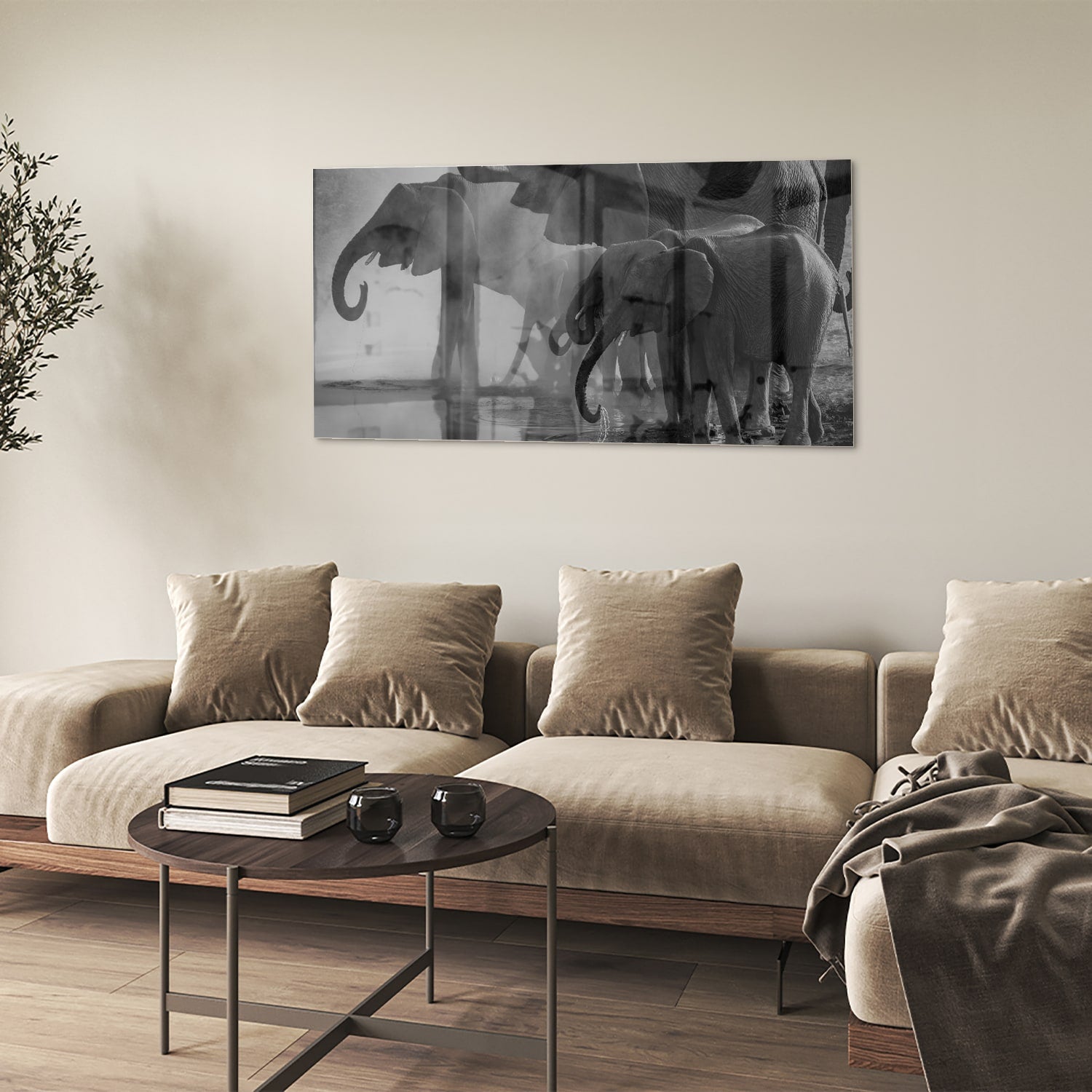Glazen schilderij van olifanten in een moderne woonkamer